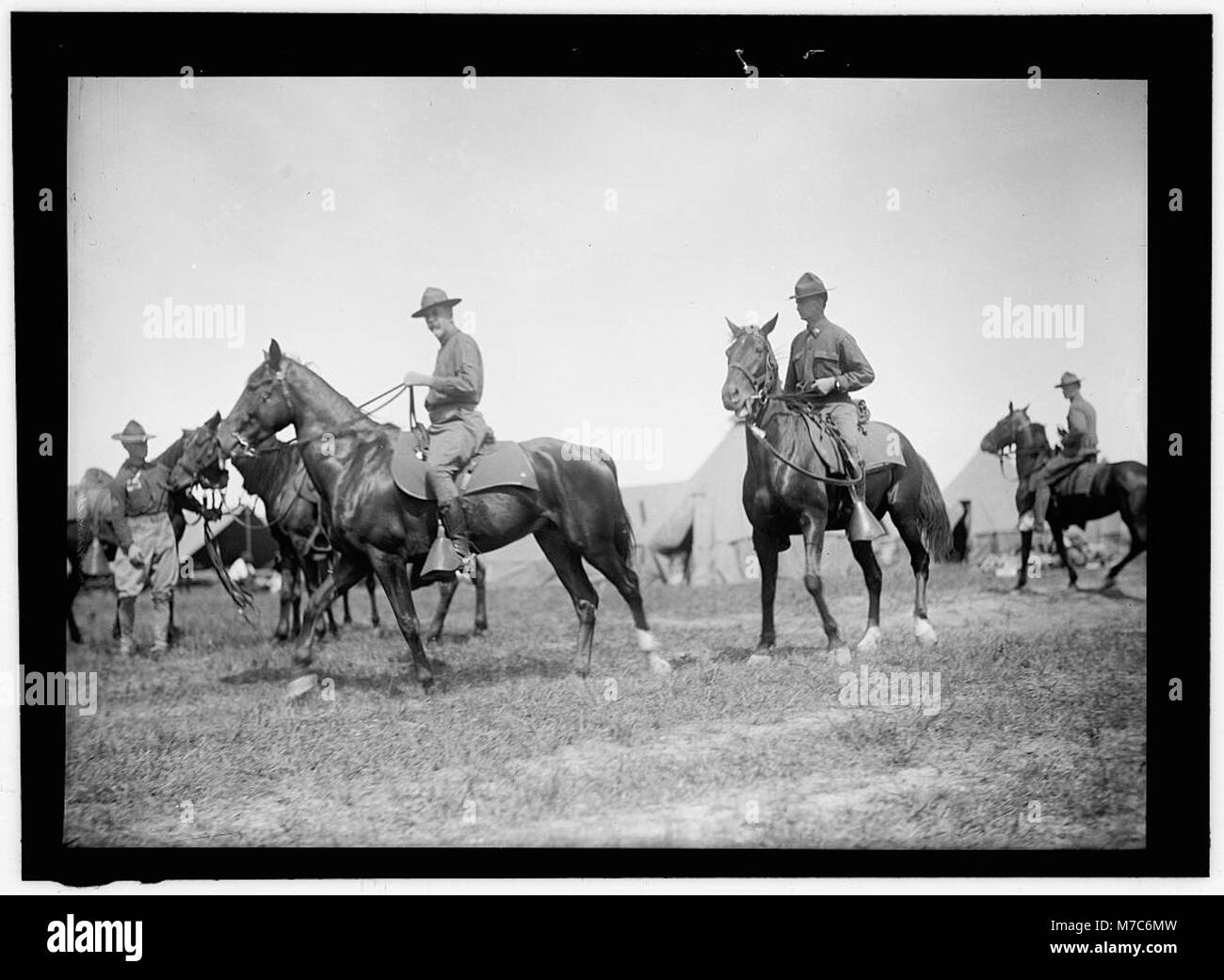 Photographie historique de la Garde nationale de Washington D.C. dans le camp, représentant des soldats en tenue militaire pendant une séance d'entraînement ou de service. Banque D'Images