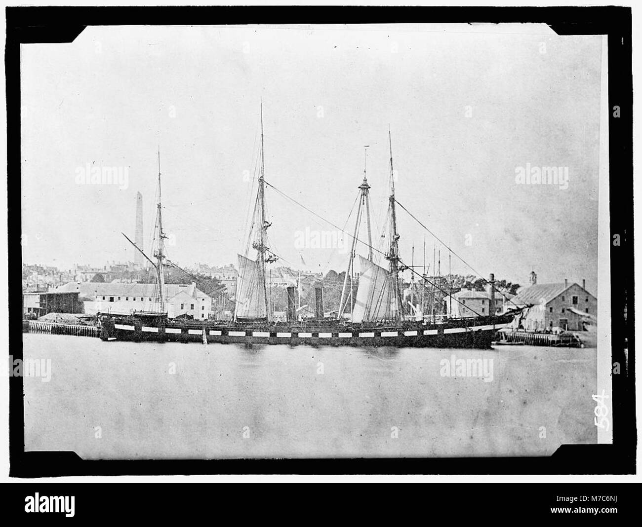 L'image montre un navire non identifié de l'US Navy avec une puissance à vapeur auxiliaire amarré au Boston Navy Yard, montrant la technologie navale et la construction navale du XIXe siècle. Banque D'Images