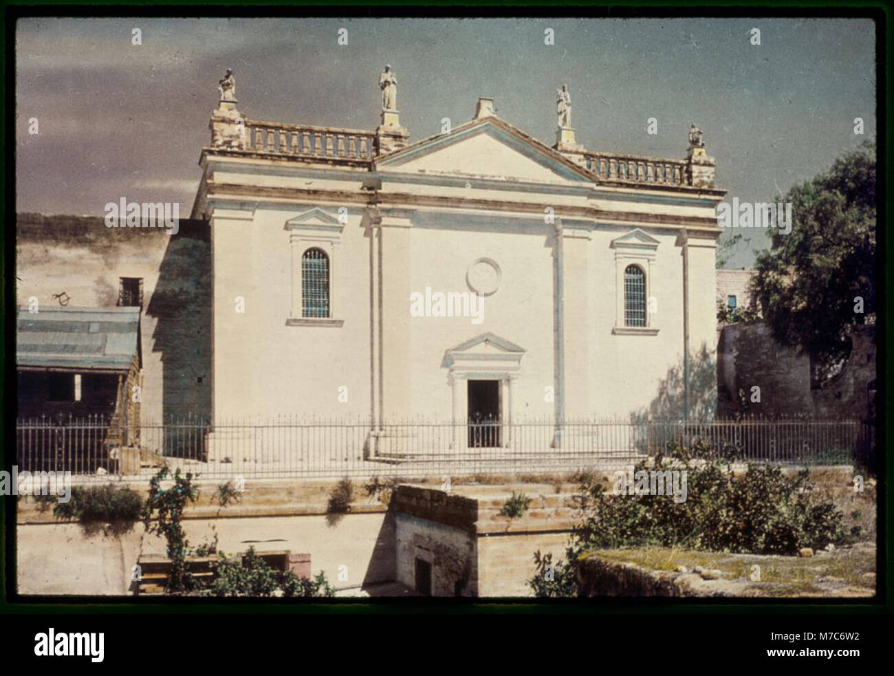 Cette image montre l'église de l'Annonciation à Nazareth, un site clé de la tradition chrétienne marquant l'endroit où l'ange Gabriel a annoncé à Marie qu'elle concevrait Jésus. L'église a une signification religieuse et historique pour le christianisme. Banque D'Images