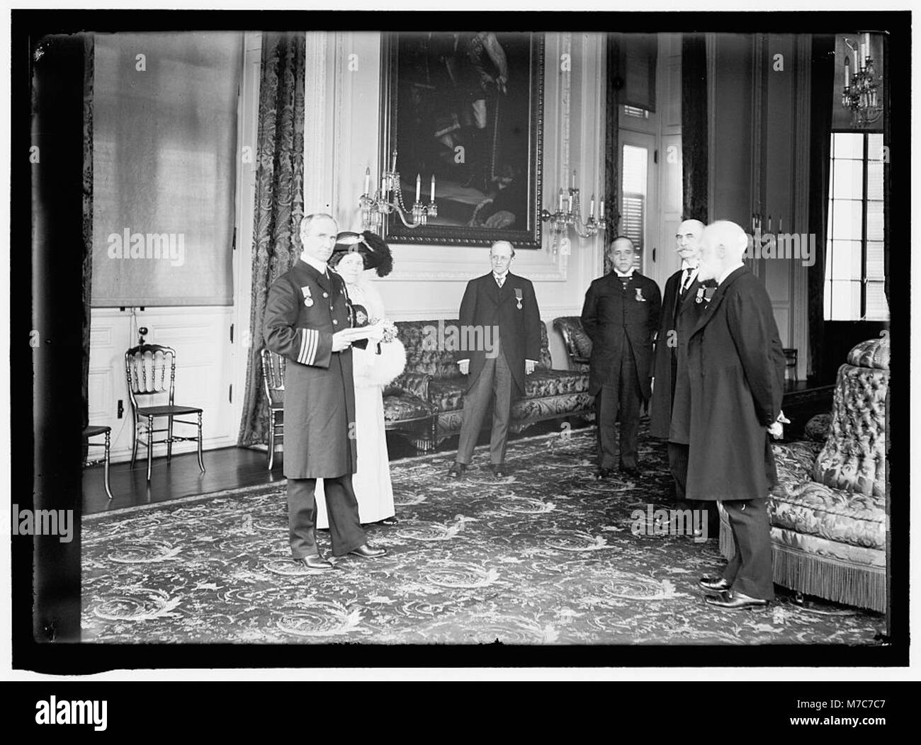 Arthur H. Rostron, capitaine du paquebot Cunard Carpathia, reçoit une médaille Titanic de l'ambassadeur britannique James Bryce pour ses efforts de sauvetage héroïques lors de la catastrophe du Titanic. Banque D'Images