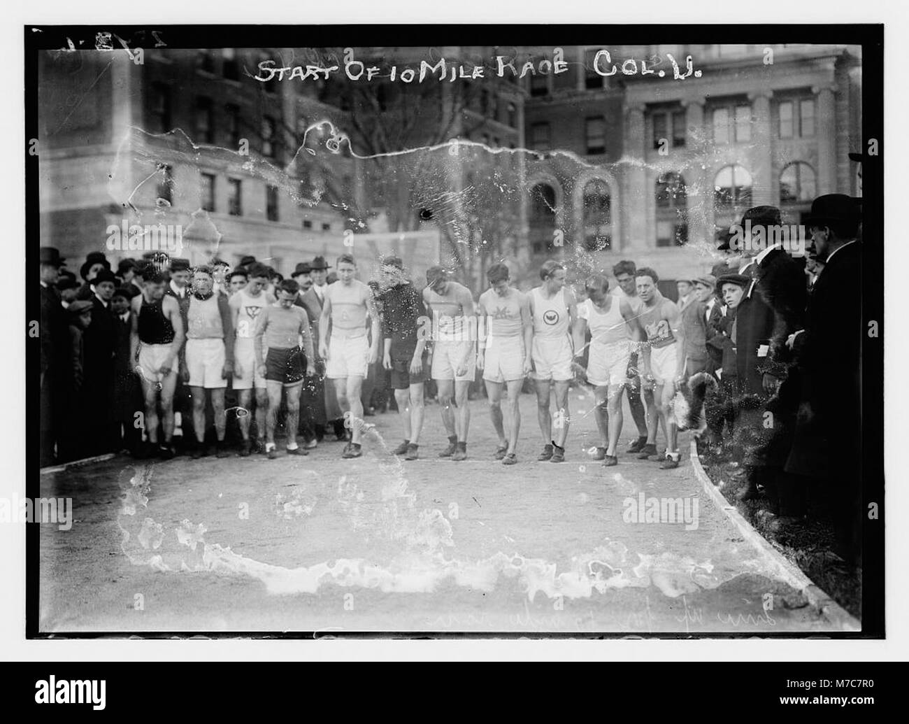 Une photographie historique capturant le début d'une course de 10 miles, montrant des athlètes au début de la compétition de longue distance. Banque D'Images