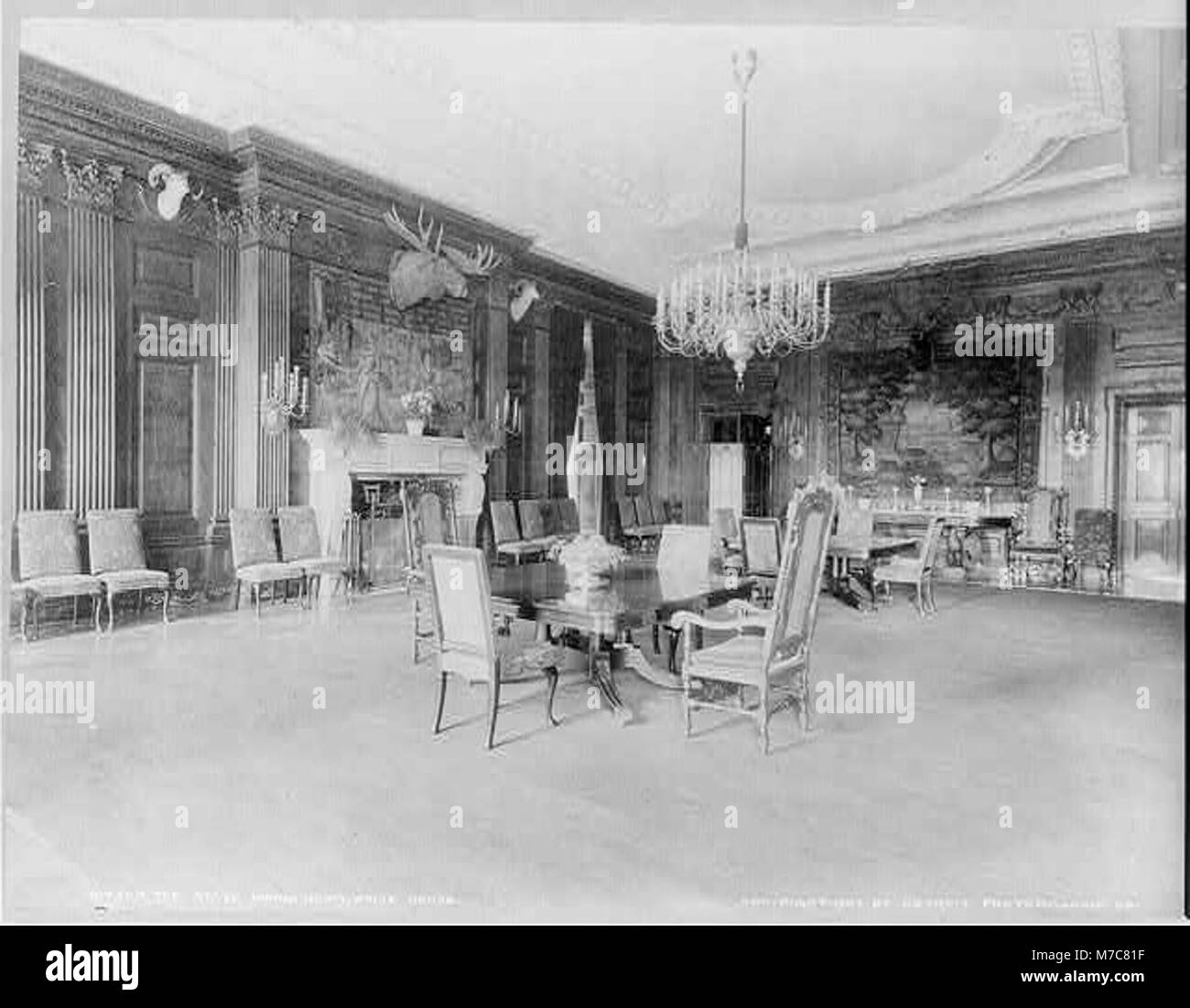 La salle à manger d'État de la Maison Blanche, mettant en valeur son intérieur élégant et son importance historique. La salle est utilisée pour les fonctions officielles de l'État et les événements présidentiels. Banque D'Images La salle à manger d'État de la Maison Blanche, mettant en valeur son intérieur élégant et son importance historique. La salle est utilisée pour les fonctions officielles de l'État et les événements présidentiels. Banque D'Images