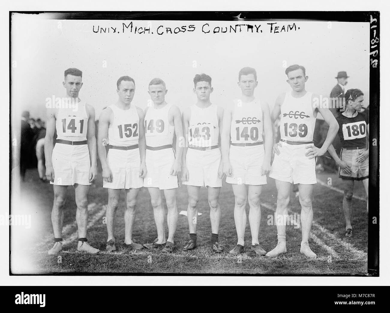 Cette photographie montre l'équipe de cross-country de l'Université du Michigan, capturant un moment pendant une course ou un entraînement. Banque D'Images