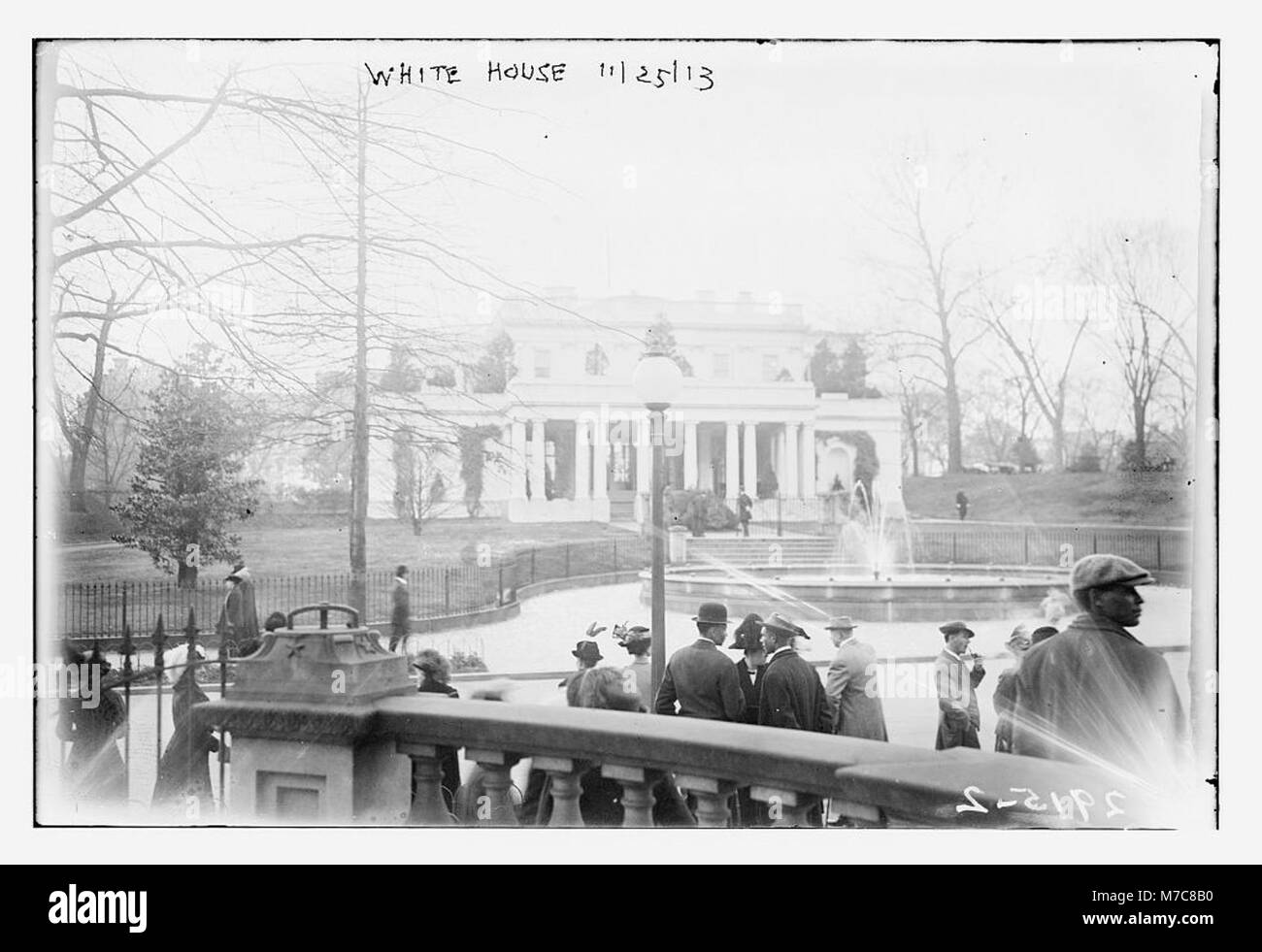 Photographie de la Maison Blanche prise le 25 novembre 1913, mettant en valeur le bâtiment emblématique et ses environs. Banque D'Images