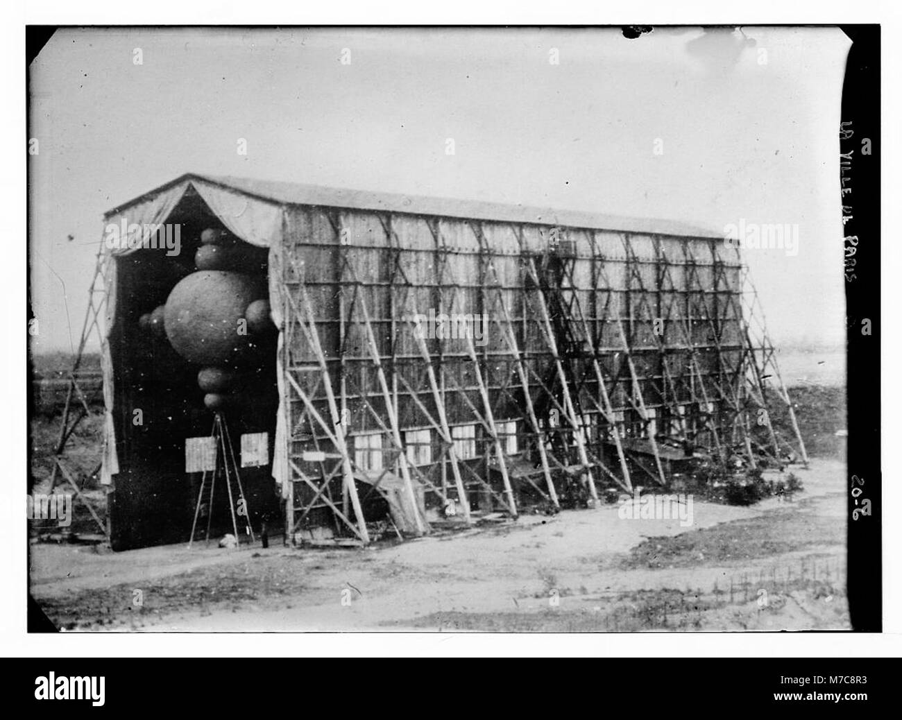 Le ballon dirigeable *la ville de Paris* est montré dans cette image historique, un dirigeable du début du XXe siècle qui symbolisait les progrès de la technologie aérienne et du transport à son époque. Banque D'Images