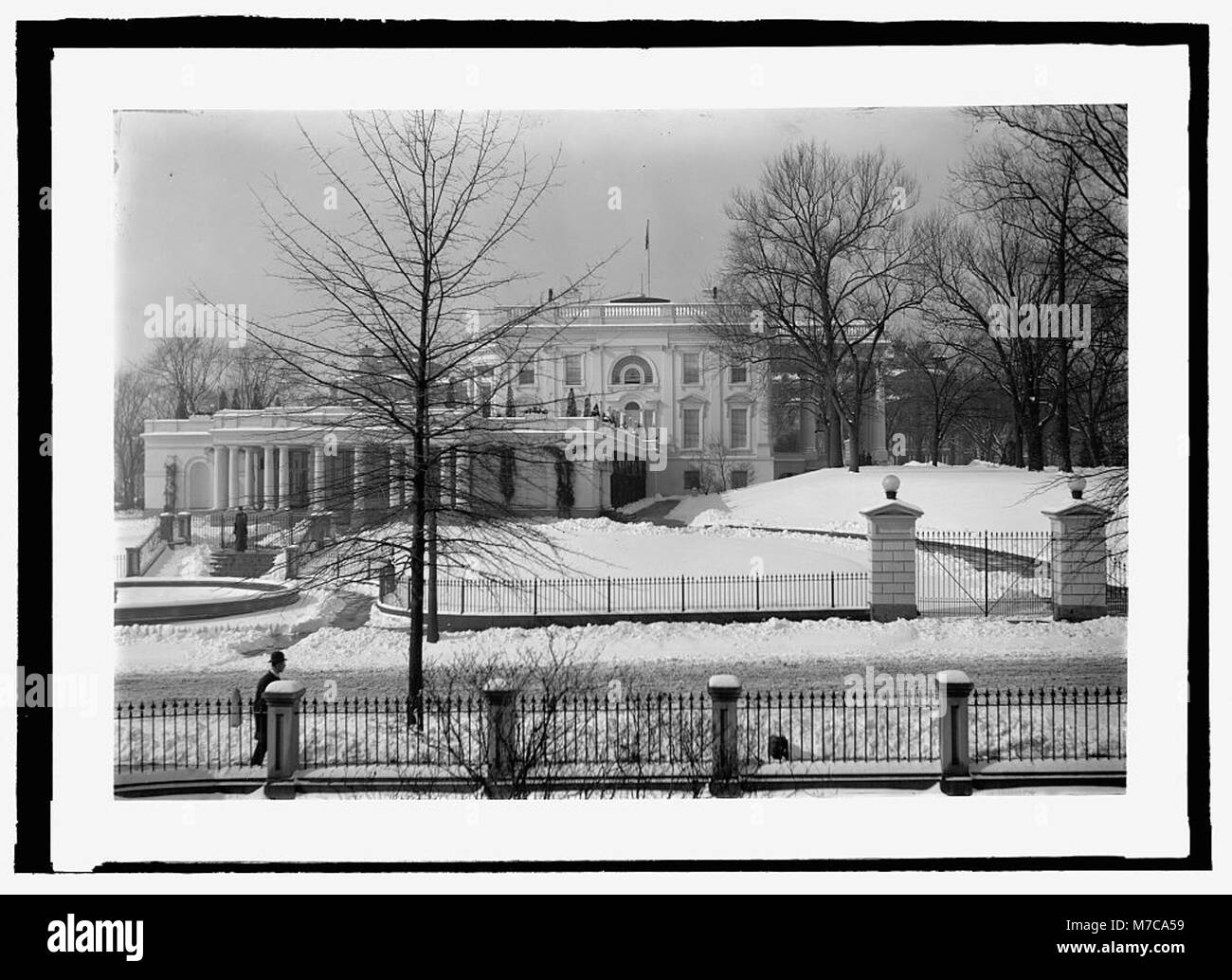 L'entrée est de la Maison Blanche, Washington, DC, un site emblématique et historique. L'image capture les caractéristiques architecturales et l'importance de cette partie de la résidence présidentielle américaine. Banque D'Images L'entrée est de la Maison Blanche, Washington, DC, un site emblématique et historique. L'image capture les caractéristiques architecturales et l'importance de cette partie de la résidence présidentielle américaine. Banque D'Images