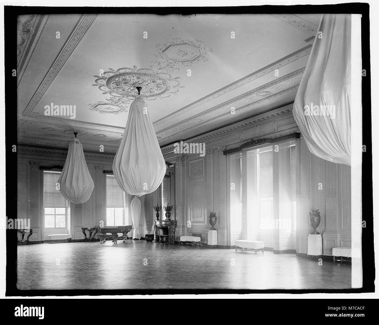 Cette image montre la salle est de la Maison Blanche à Washington, D.C. connue pour accueillir des événements importants, elle reflète l'histoire et l'architecture de la résidence présidentielle. Banque D'Images Cette image montre la salle est de la Maison Blanche à Washington, D.C. connue pour accueillir des événements importants, elle reflète l'histoire et l'architecture de la résidence présidentielle. Banque D'Images