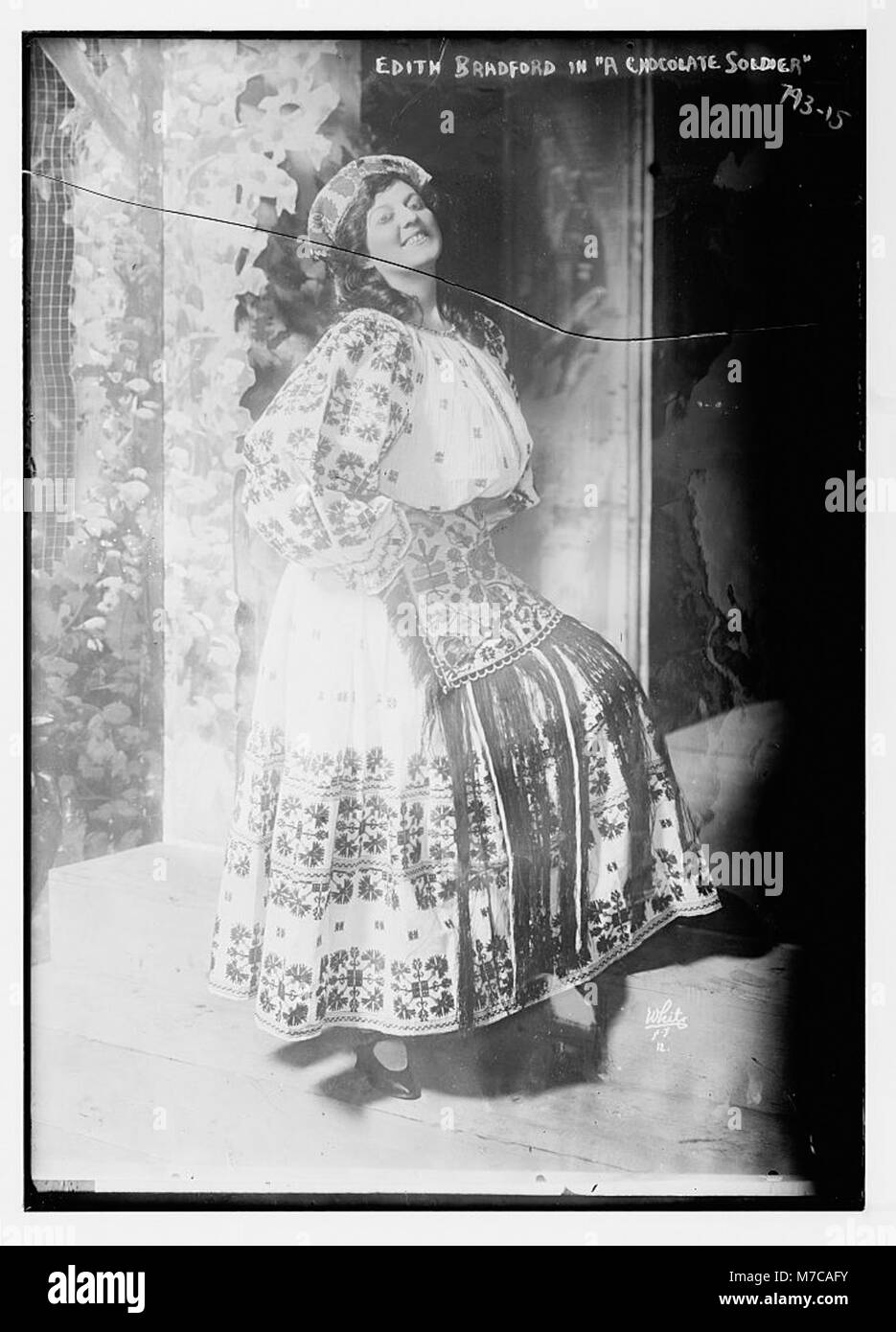 Edith Bradford joue dans la pièce « Chocolate Soldier », un opéra comique qui se déroule au début du XXe siècle. L'image capture son rôle dans cette production mise en scène à White, New York. Banque D'Images