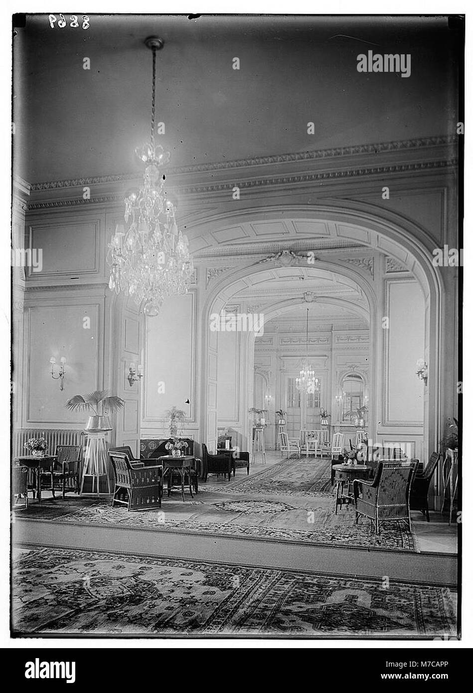 Une photographie du salon à l'intérieur de l'hôtel Continental Savoy au Caire, en Égypte, mettant en valeur le luxe et le style architectural des hôtels du milieu du XXe siècle en Égypte. Banque D'Images