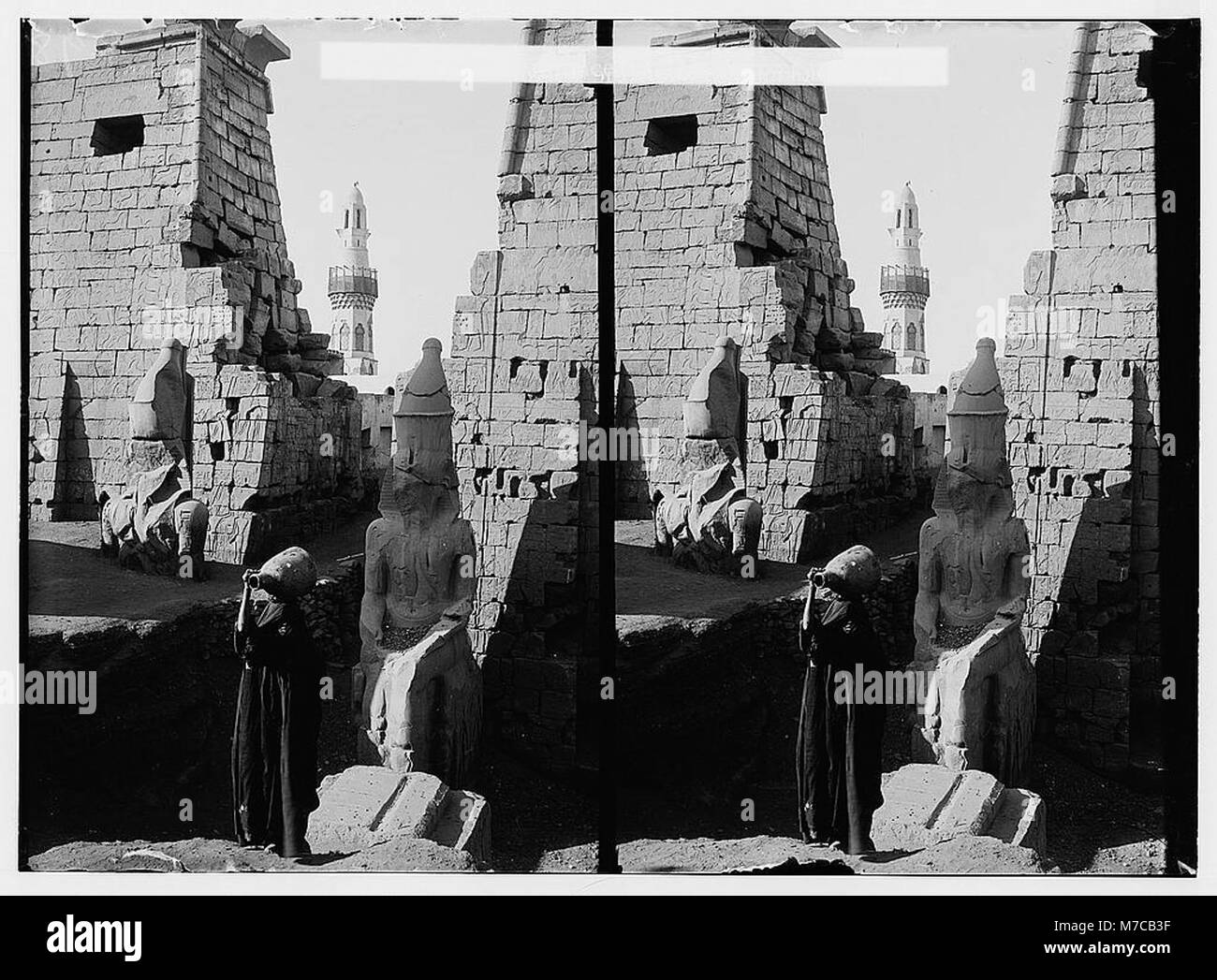 Une vue sur la grande entrée du temple de Louxor, l'un des sites archéologiques les plus célèbres d'Égypte, mettant en valeur ses colonnes imposantes et ses anciennes pierres. Banque D'Images