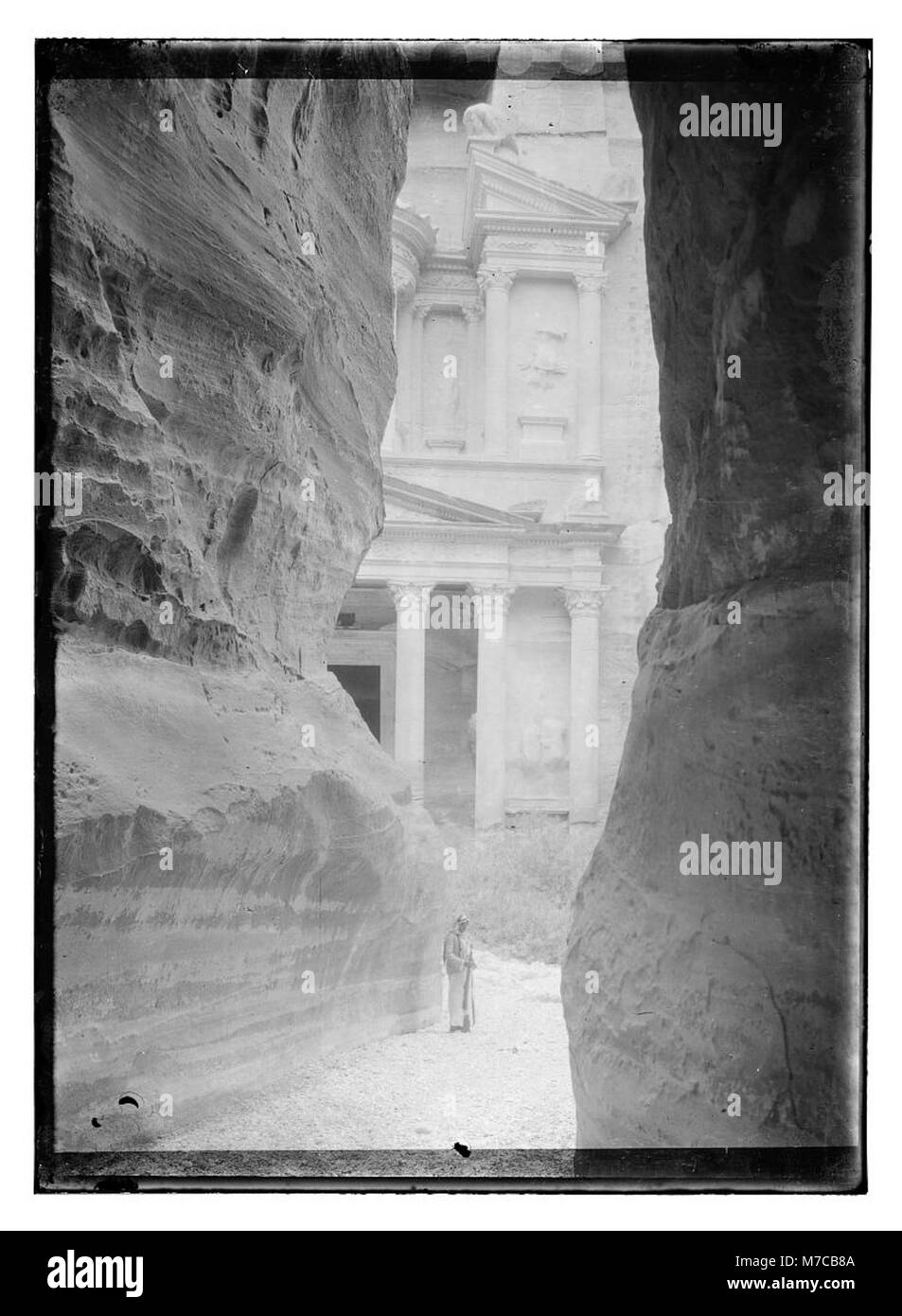 Photographie capturant Al-Khazneh, également connu sous le nom de Trésor, vue à travers le Siq à Pétra, en Jordanie. Banque D'Images