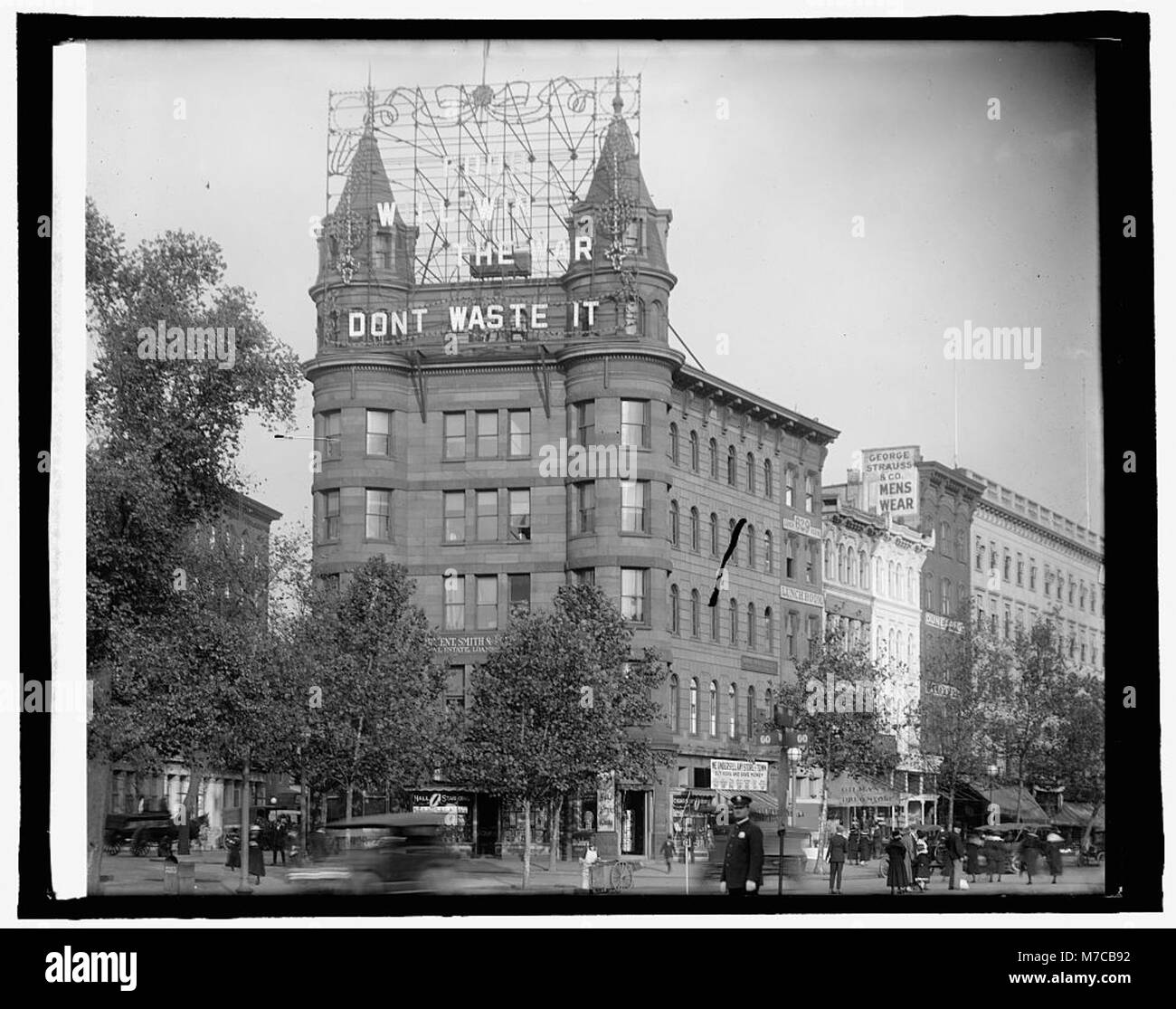 Un panneau électrique affiché à Washington, DC pendant la seconde Guerre mondiale, exhortant les citoyens à ne pas gaspiller de nourriture dans le cadre de l'effort de conservation en temps de guerre pour soutenir l'effort de guerre. Banque D'Images