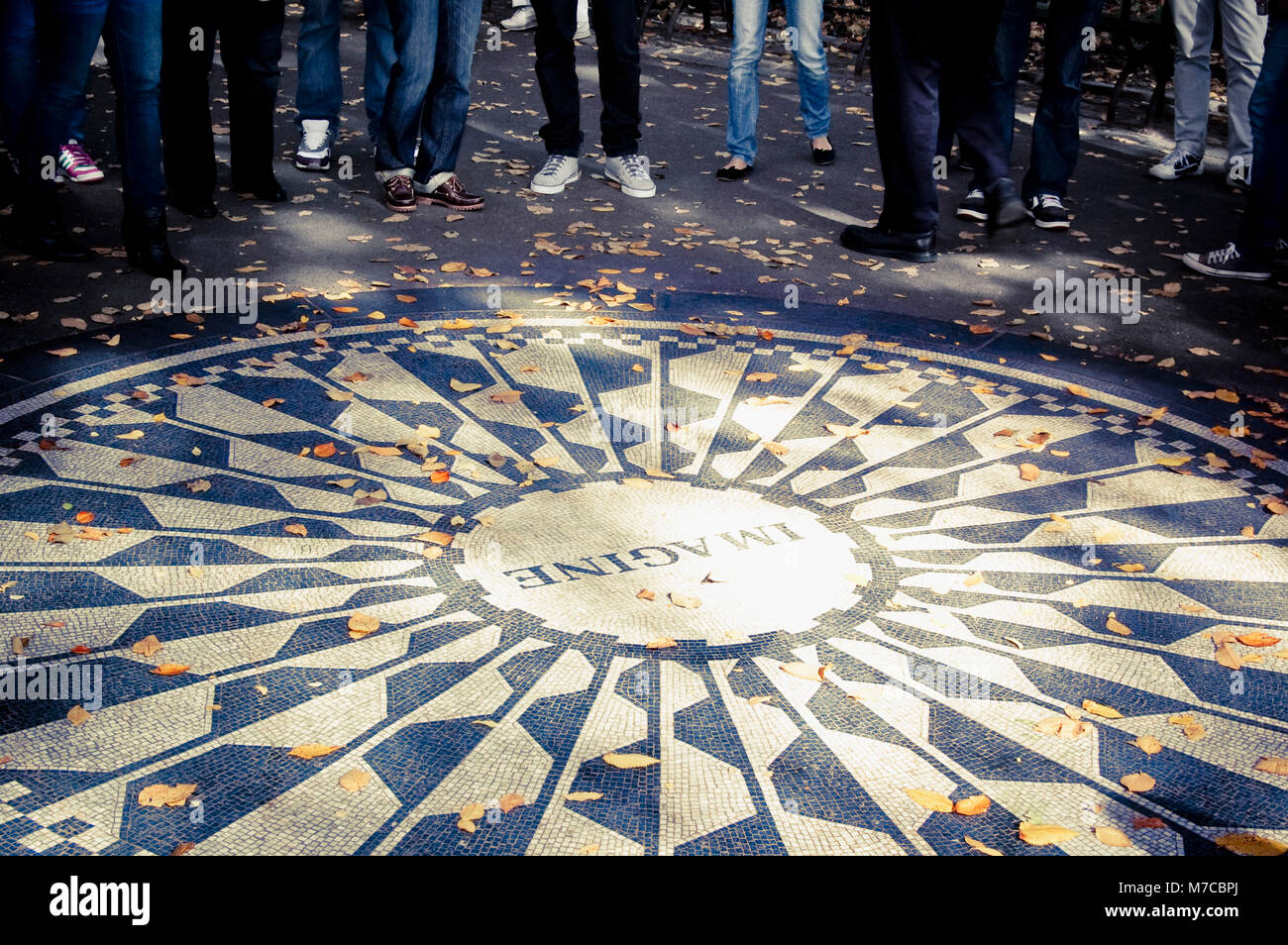 Up d'un groupe de gens debout près d'un mémorial, Central Park, Manhattan, New York City, New York State, USA Banque D'Images