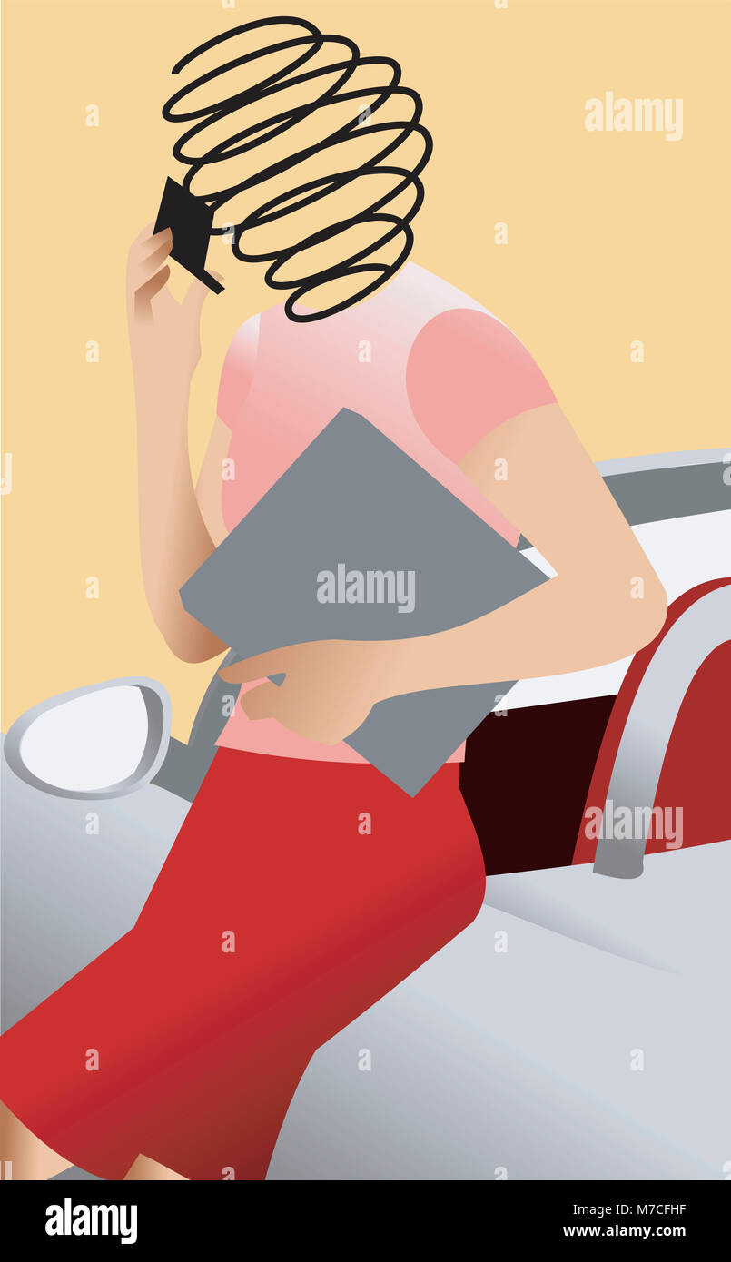 Businesswoman holding a mobile phone appuyé contre une voiture Banque D'Images