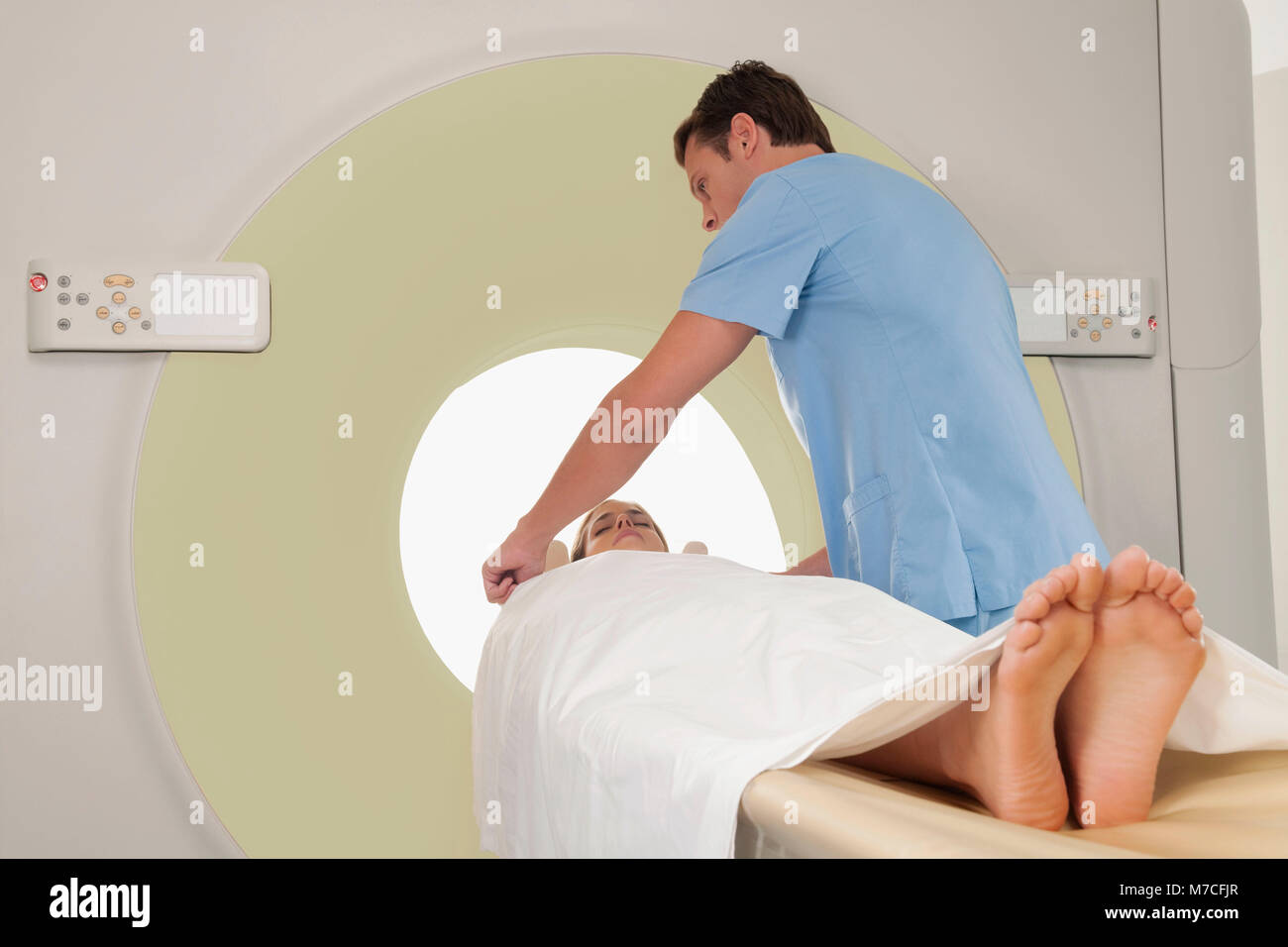 En passant par le patient d'une IRM Banque D'Images