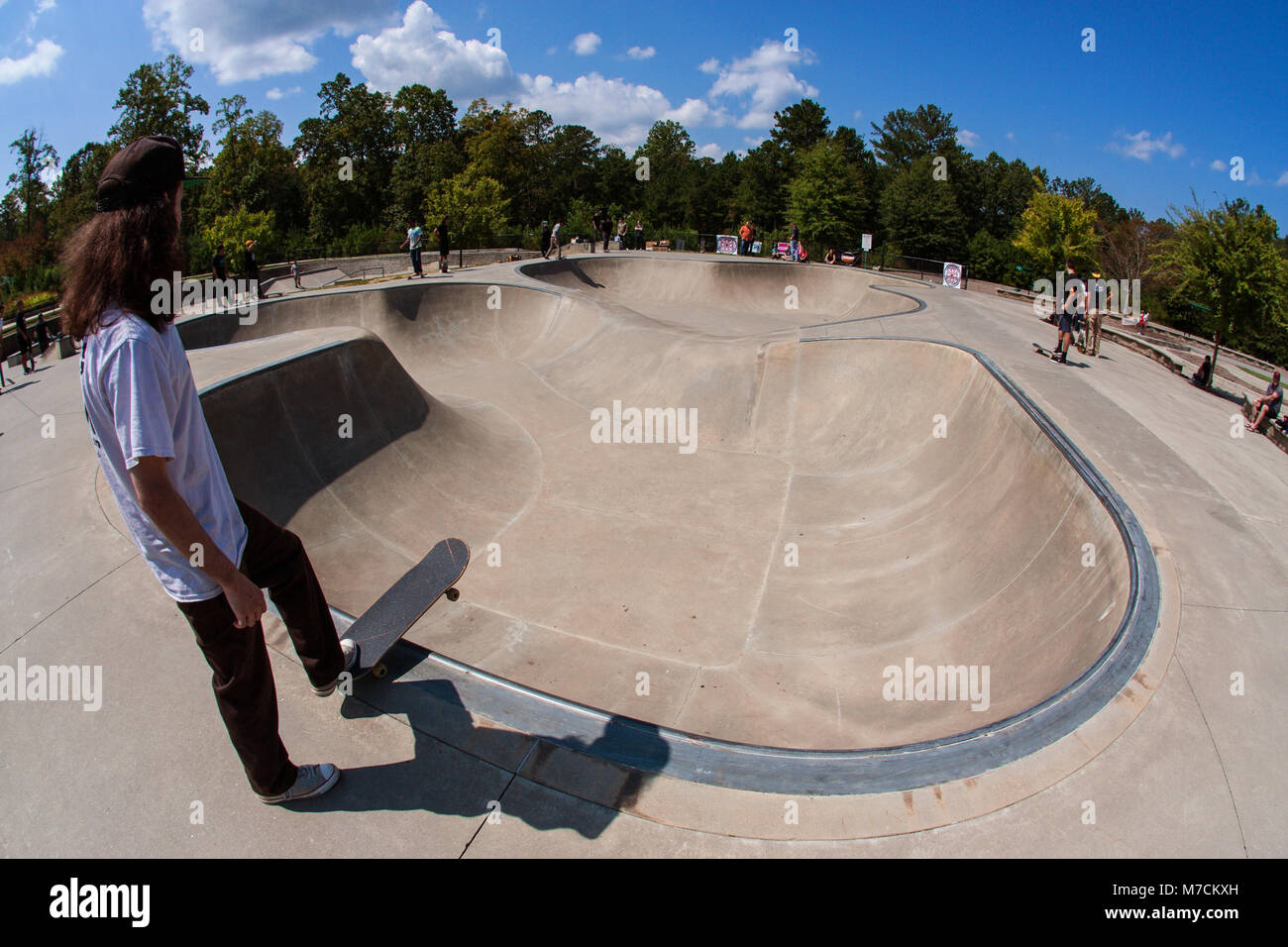 Un jeune skateboarder adultes se prépare à déposer dans le bol au pont s'installe au parc de planche à roulettes à Suwanee, GA, le 16 septembre 2017. Banque D'Images
