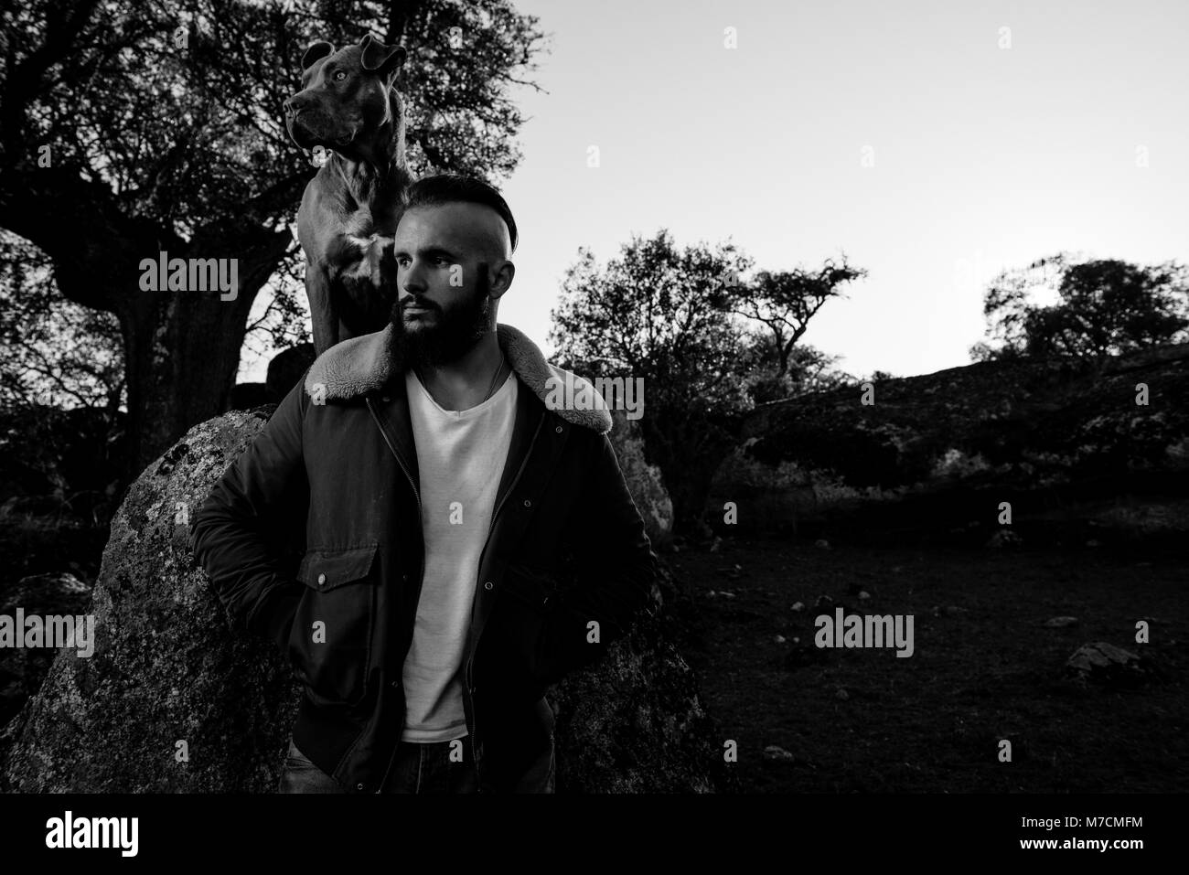 Un jeune tamer avec son cheval dans la campagne de Cáceres, Extremadura, Espagne Banque D'Images