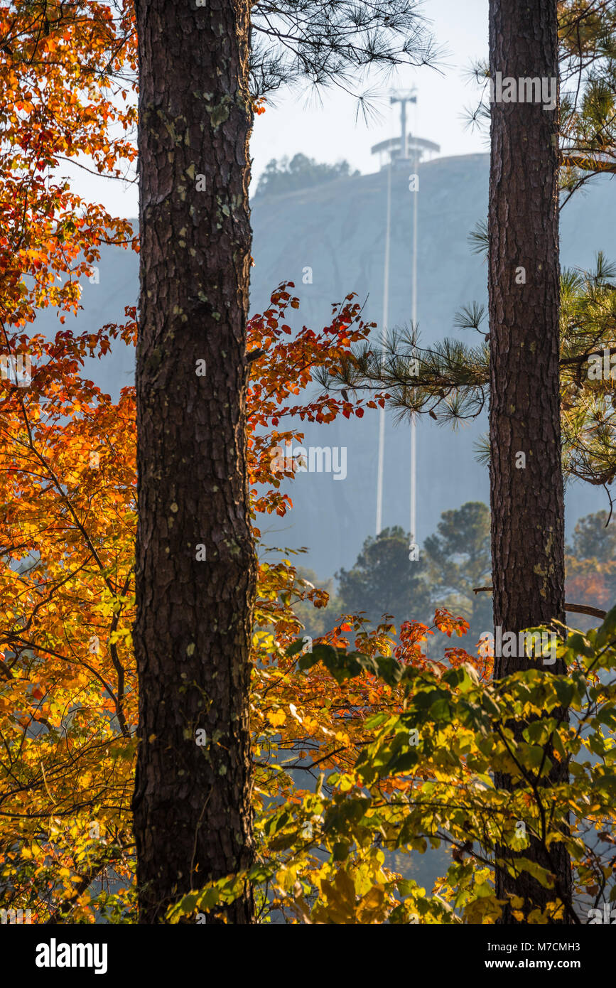 Atlanta, Georgia's Stone Mountain Park Summit Skyride lignes de tramway vu à travers le feuillage d'automne du parc. (USA) Banque D'Images