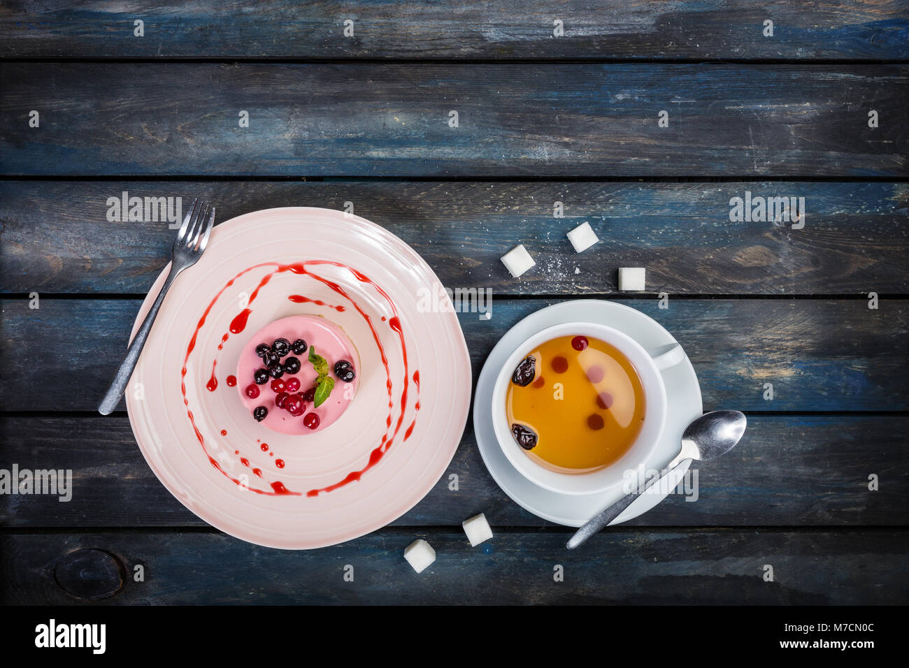 Cheesecake au caramel avec la fraise sur fond de bois Vue de dessus Banque D'Images