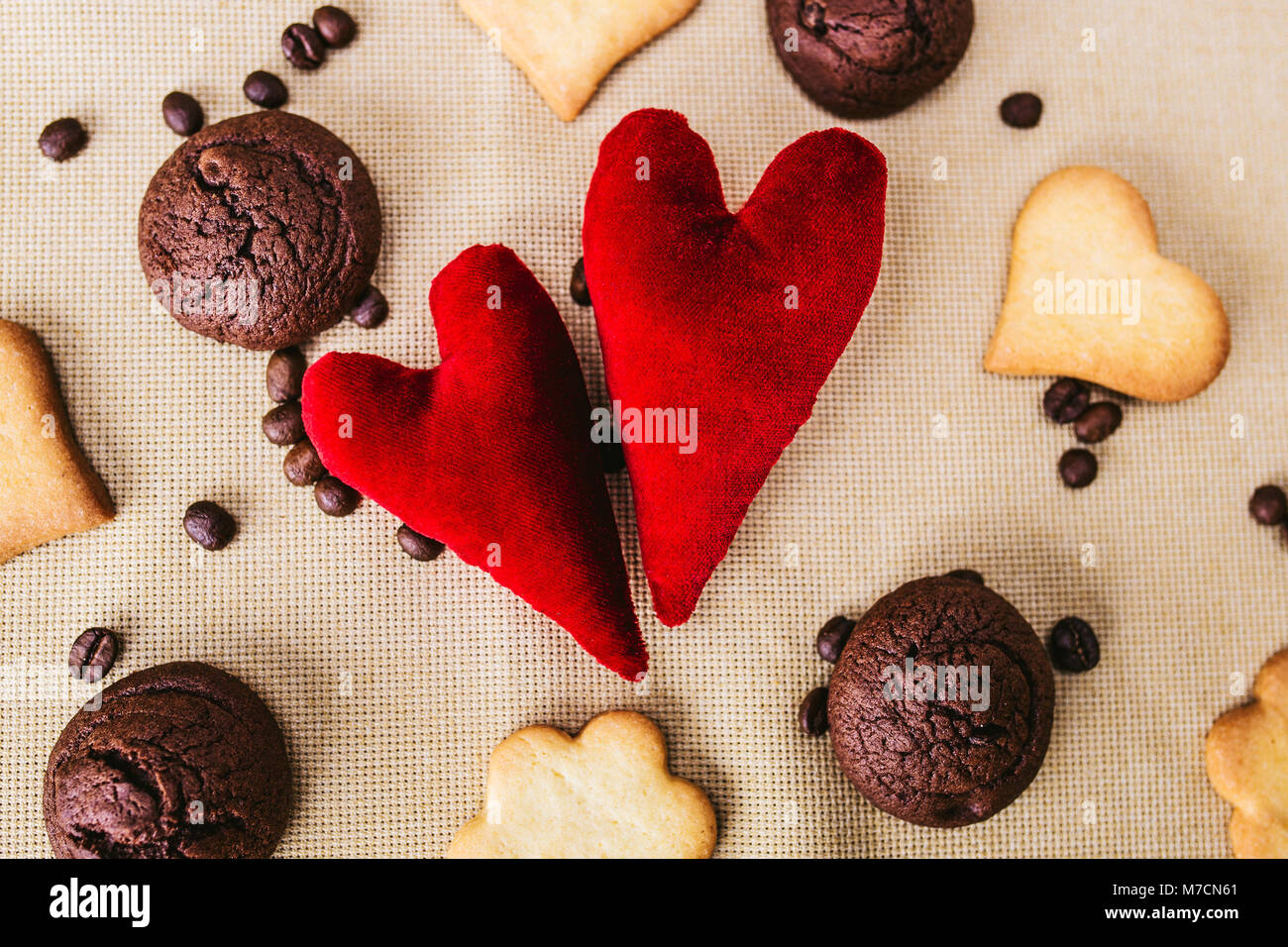 Heart-Shape les cookies sur table en bois Banque D'Images