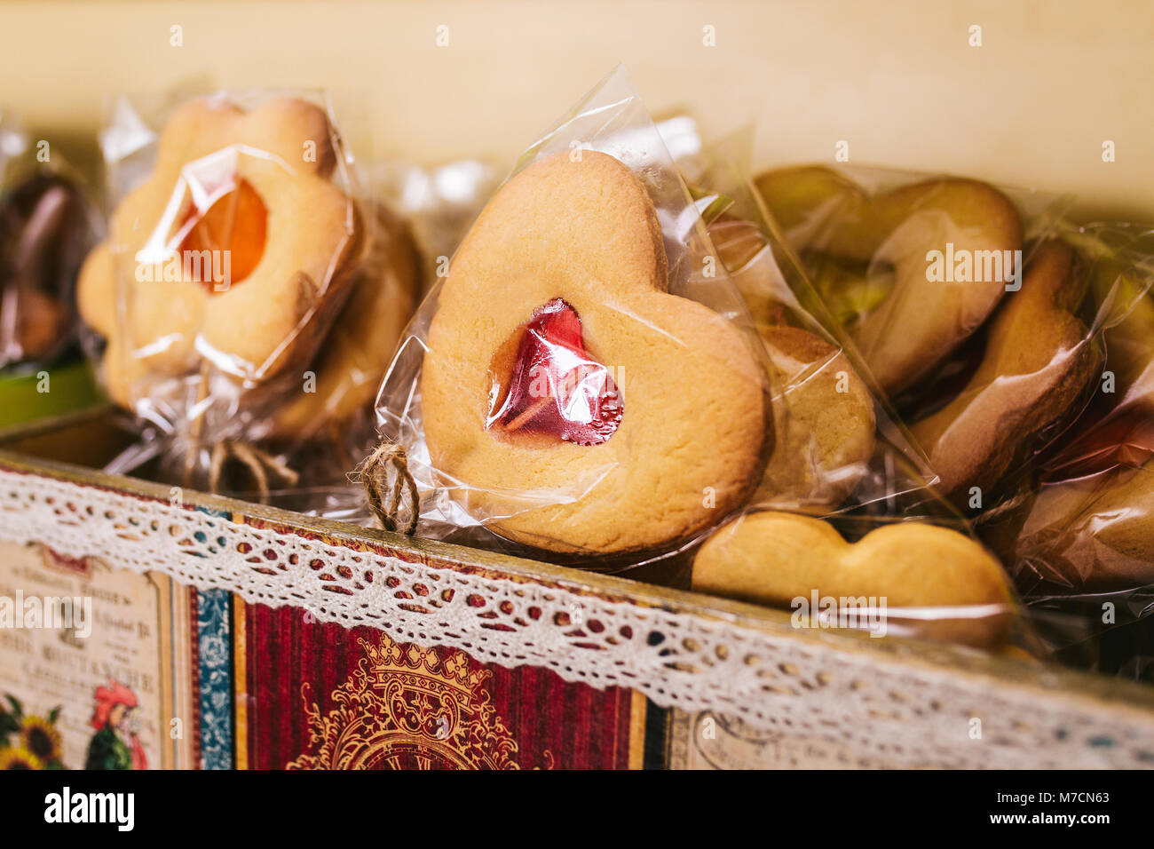 Les cookies en forme de coeur sur un bâton Banque D'Images