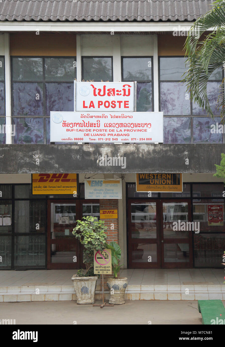 Le Laos, Luang Prabang, bureau de poste, Lao et français signe Photo Stock  - Alamy