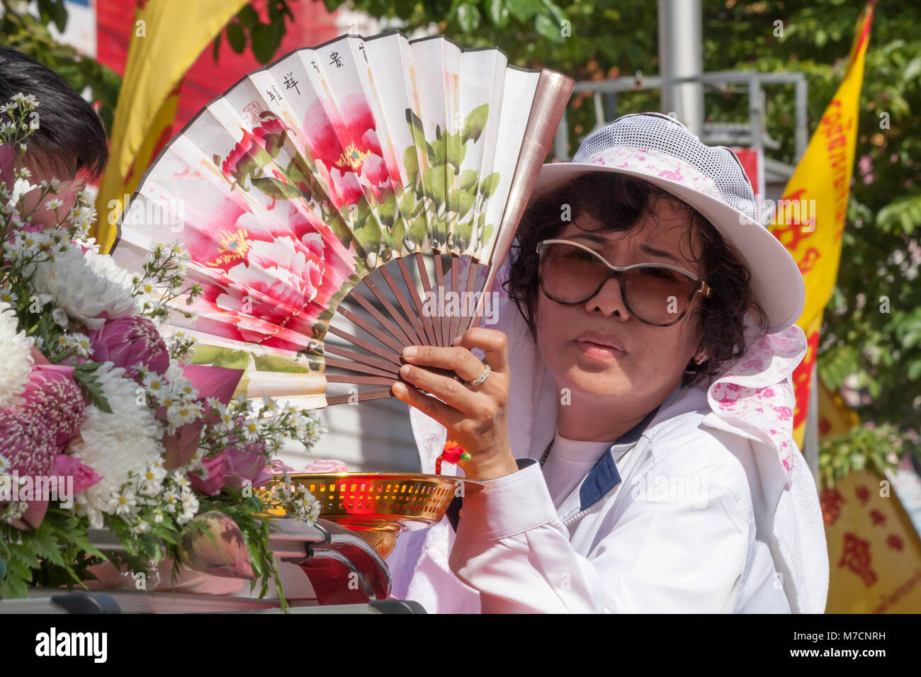 Homme jouant des cymbales dans un défilé pendant les neuf dieux empereur festival (festival végétarien) à Phuket, Thaïlande Banque D'Images