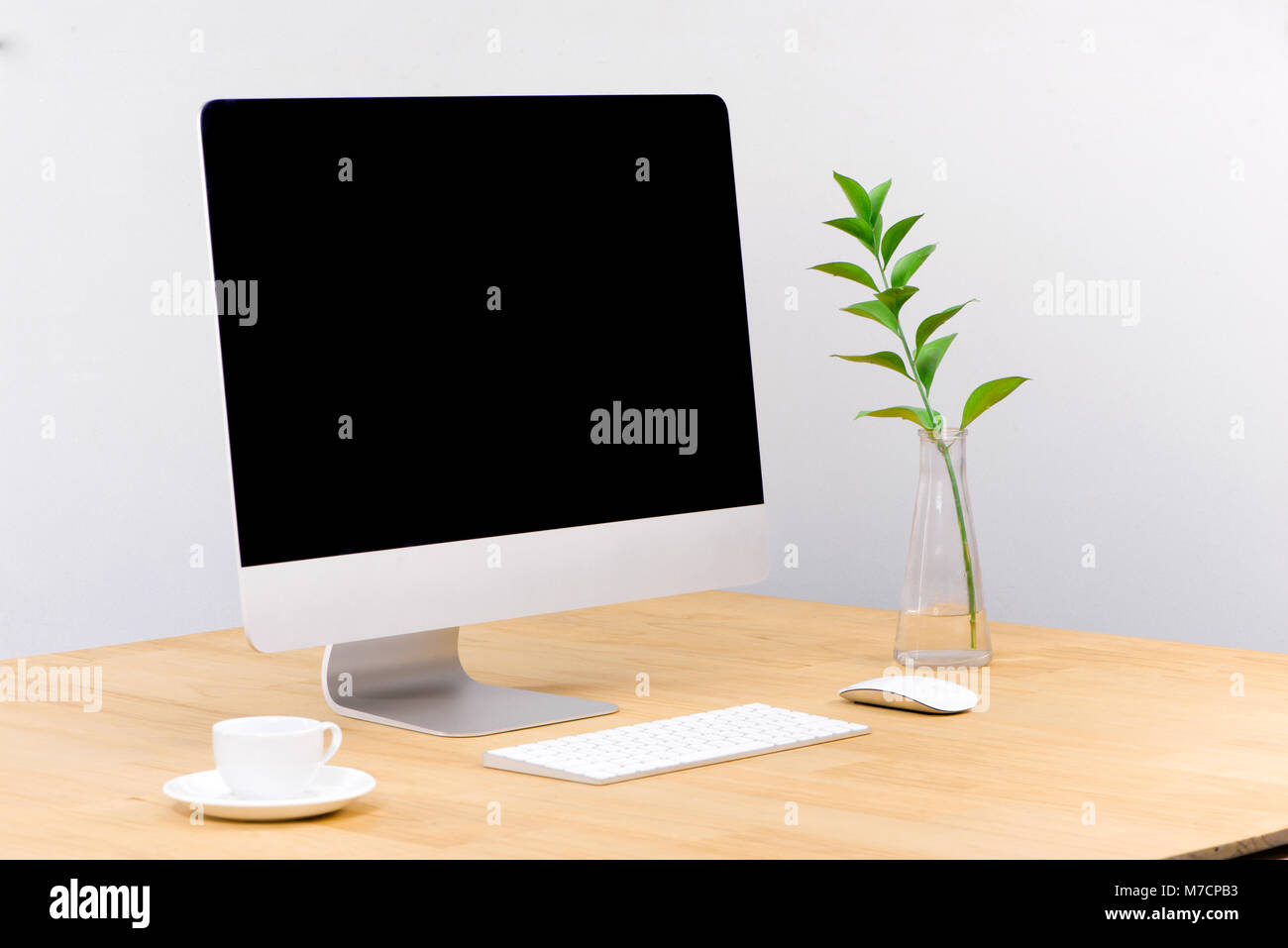 Ordinateur portable écran blanc vide sur table de travail vue avant Banque D'Images