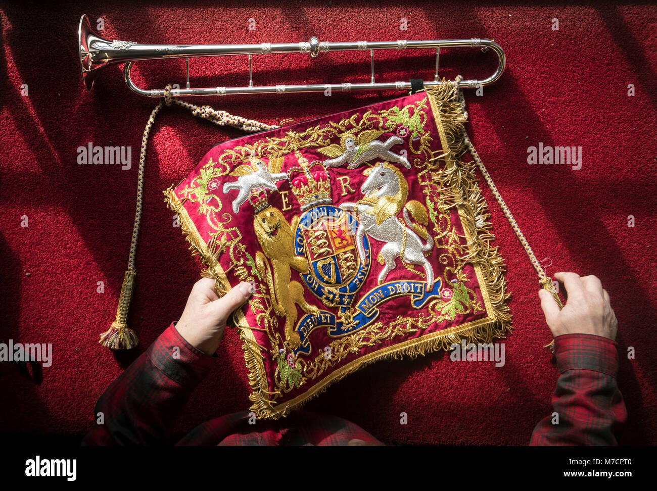 Richard Smith, directeur de Richard Smith (M I) Ltd, avec son prototype de trompette de fanfare Smith-Watkins, devant le mariage du prince Harry et de Meghan Markle, après que son entreprise a été commandée par le ministère de la Défense pour produire vingt trompettes qui seront utilisées pour un certain nombre d'occasions royales et d'état. Banque D'Images