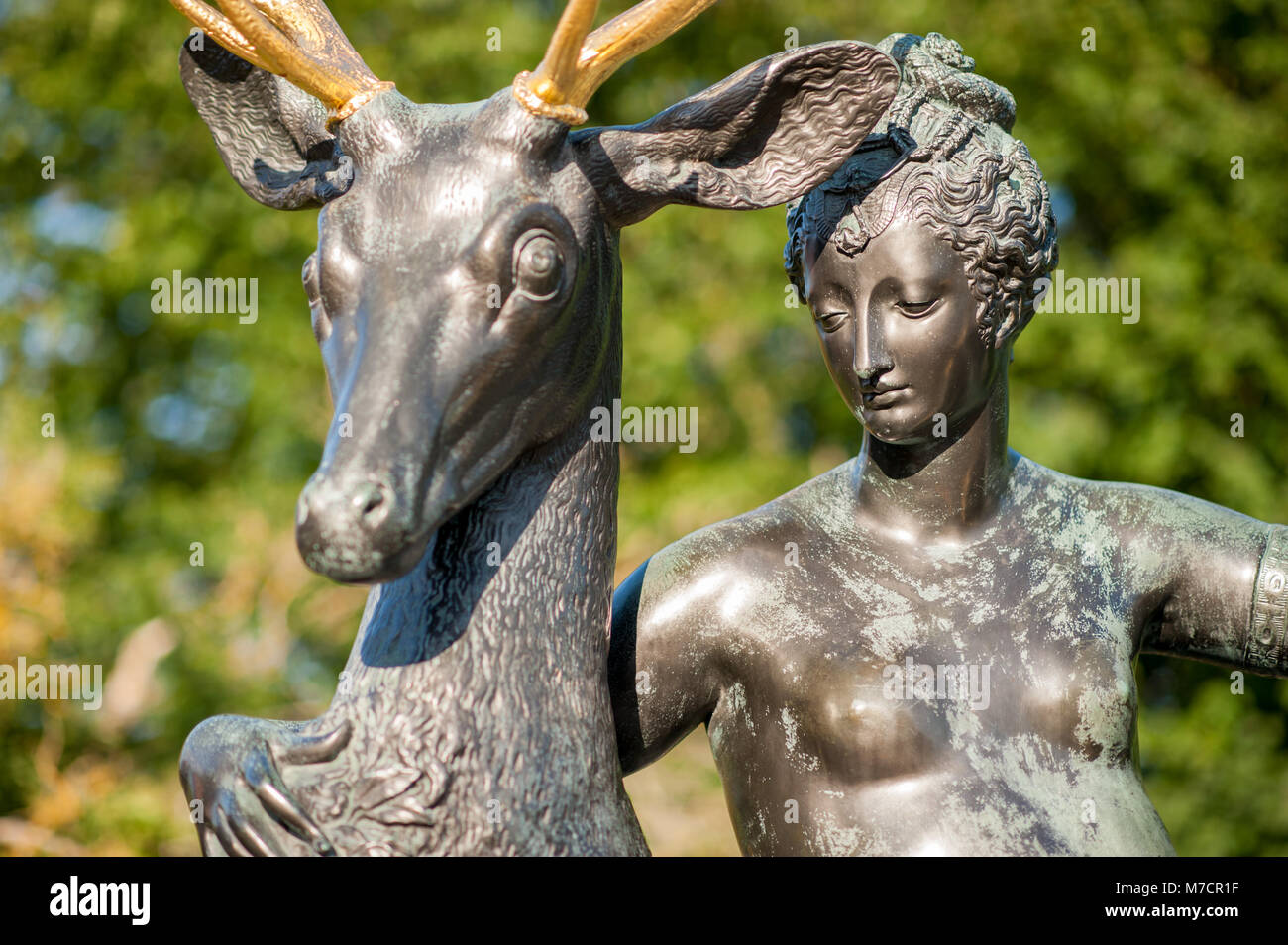 Détail de la sculpture publique de Diane la déesse de la chasse se reposer à l'Diplomatstadenin à Stockholm. Banque D'Images