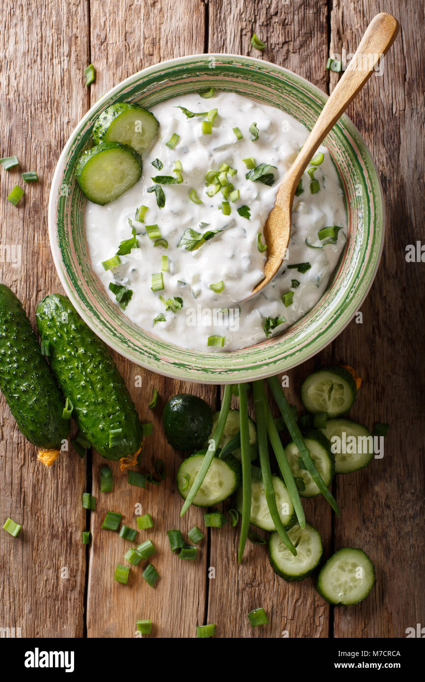 Sauce épicée indienne raita de concombre aux herbes et close-up dans un bol sur la table. Haut Vertical Vue de dessus Banque D'Images