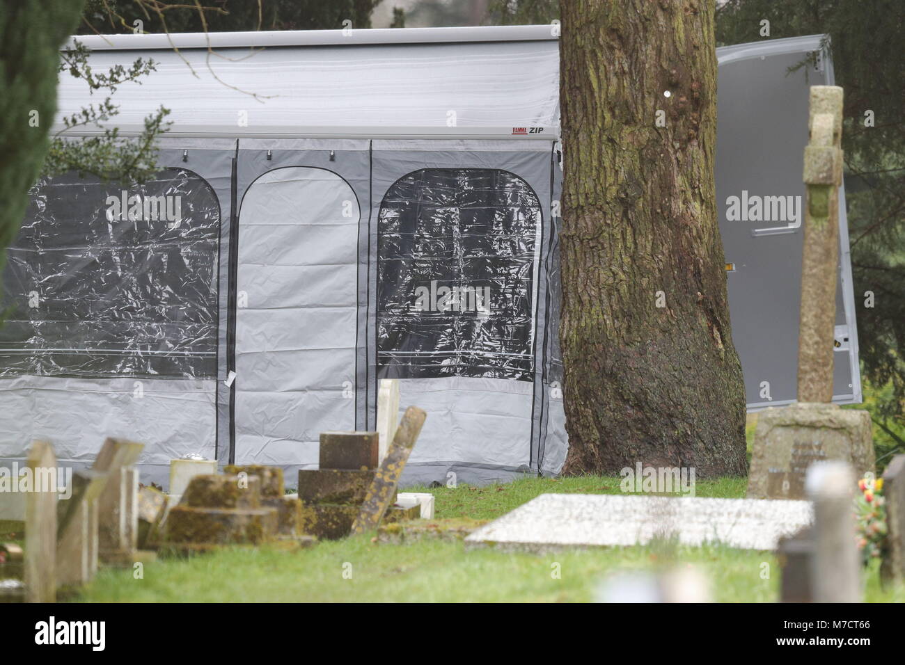 Une tente dressée sur la tombe de Liudmila Skripal, l'épouse de Sergueï Skripal, à la London Road cemetery à Salisbury, Wiltshire, que les enquêtes se poursuivent au cimetière où l'ex-épouse de l'agent double russe et son fils ont été enterrés. Banque D'Images