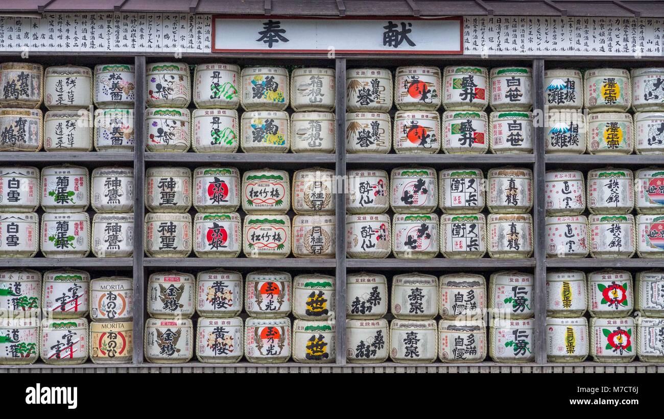 Très grand écran de saké de riz orné de barils en bois coloré des étiquettes dans les casiers situés au sanctuaire shinto Tsurugaoka Hachimangū à Kamakura au Japon. Banque D'Images