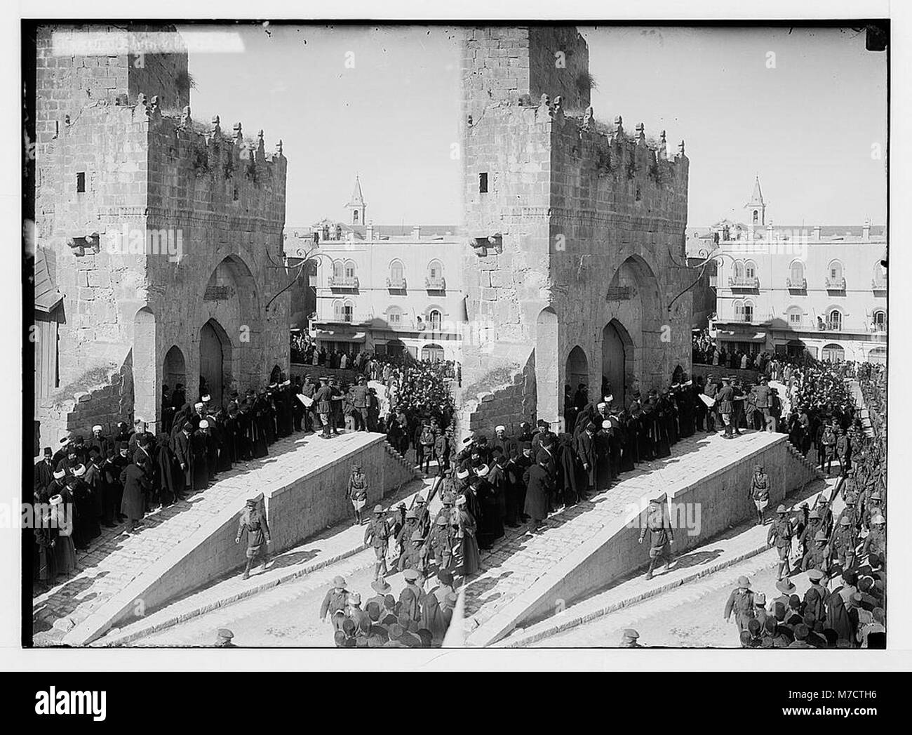 Entrée de Maréchal Allenby, Jérusalem, Décembre 11th, 1917. Gouverneur Borton Pasha, distribution des proclamations LOC.02227 matpc Banque D'Images