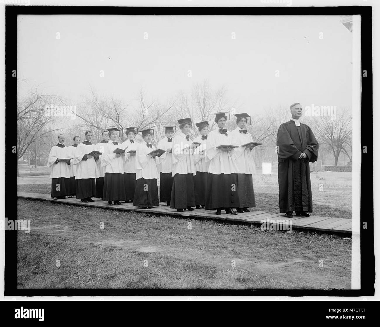 Cette photographie représente le chœur de l’Église d’Épiphanie, montrant l’implication du groupe dans le culte et la vie religieuse de la communauté. Banque D'Images