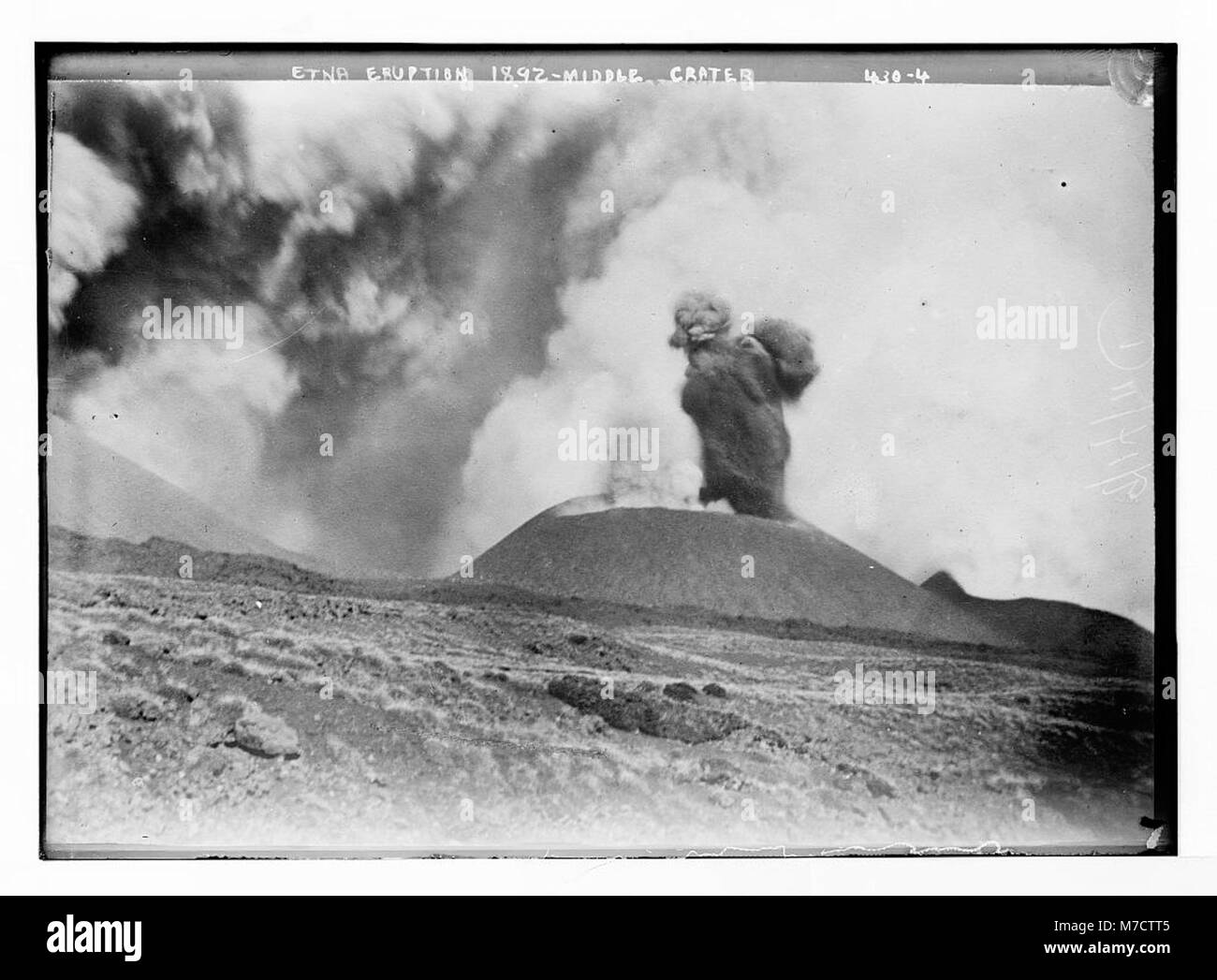 Cette photographie capture l'éruption de l'Etna en 1892, montrant l'activité explosive du cratère moyen du volcan pendant une période d'activité volcanique accrue. Banque D'Images
