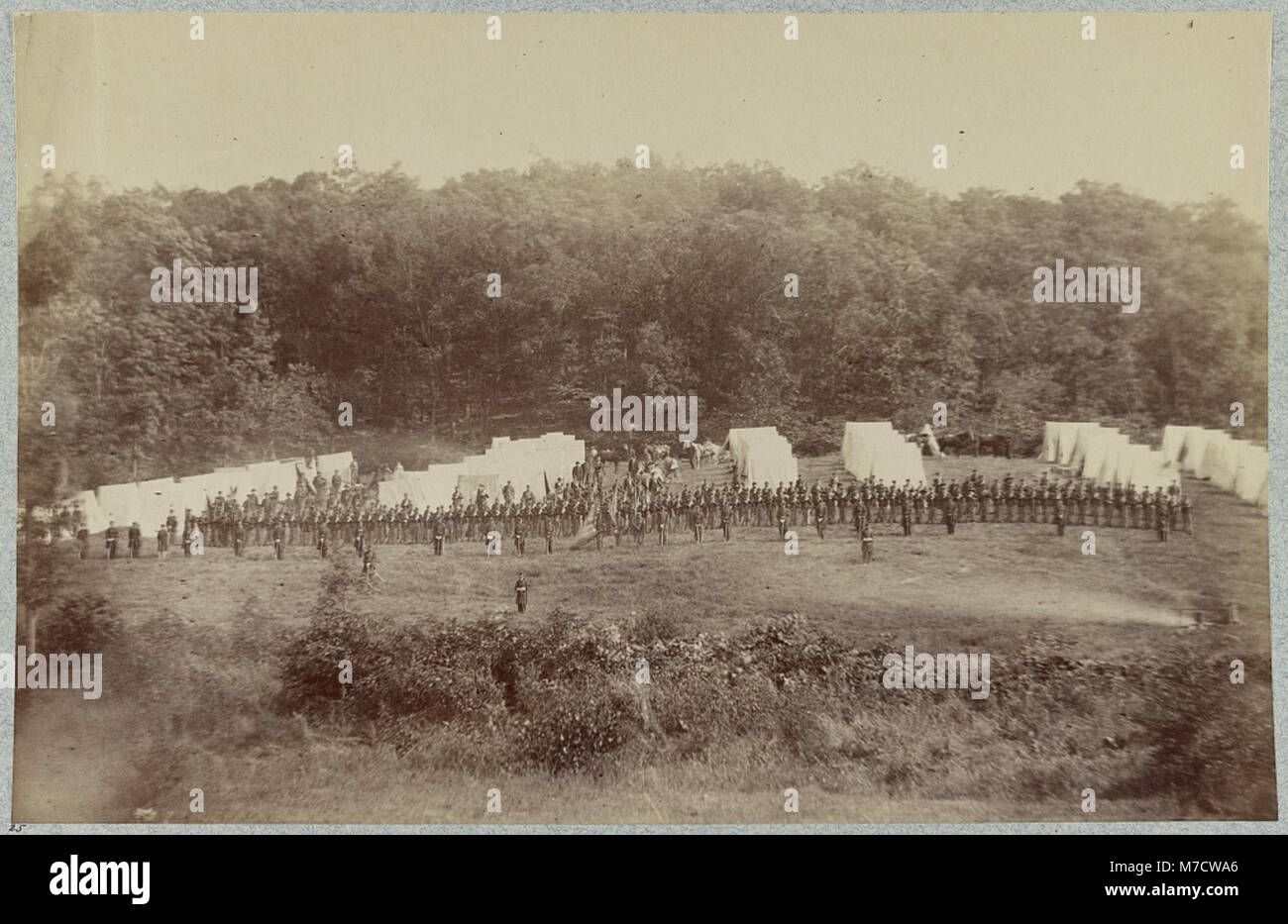 Cette photographie représente des membres du 50th Pennsylvania Infantry pendant la période d'après-guerre de Sécession, capturés à Gettysburg en juillet 1865. Il souligne le rôle de l'unité dans les suites de la guerre et l'importance historique de Gettysburg. Banque D'Images