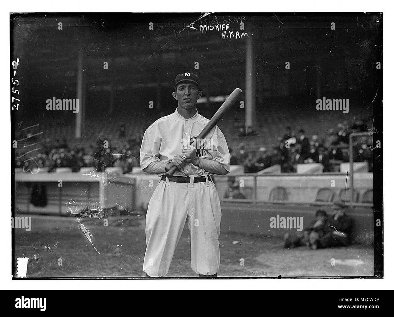 Une photographie d'Ezra Midkiff, une joueuse de baseball de l'équipe Al de New York, capturée en action pendant un match. L'image montre la forme athlétique de Midkiff et souligne son implication dans le baseball professionnel. Banque D'Images