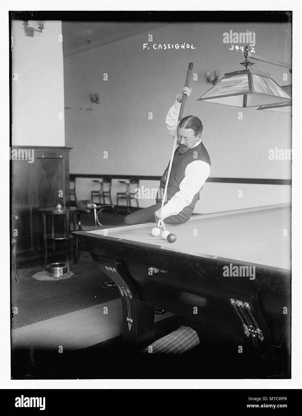 F. Cassigol, un cadre de piscine, montrant un environnement serein conçu pour la détente et les activités de loisirs. Banque D'Images