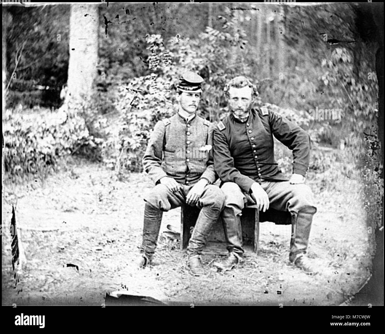 Le lieutenant James B. Washington, un prisonnier confédéré, est montré avec le capitaine George A. Custer du 5th Cavalry pendant la guerre de Sécession à Fair Oaks, en Virginie. Banque D'Images