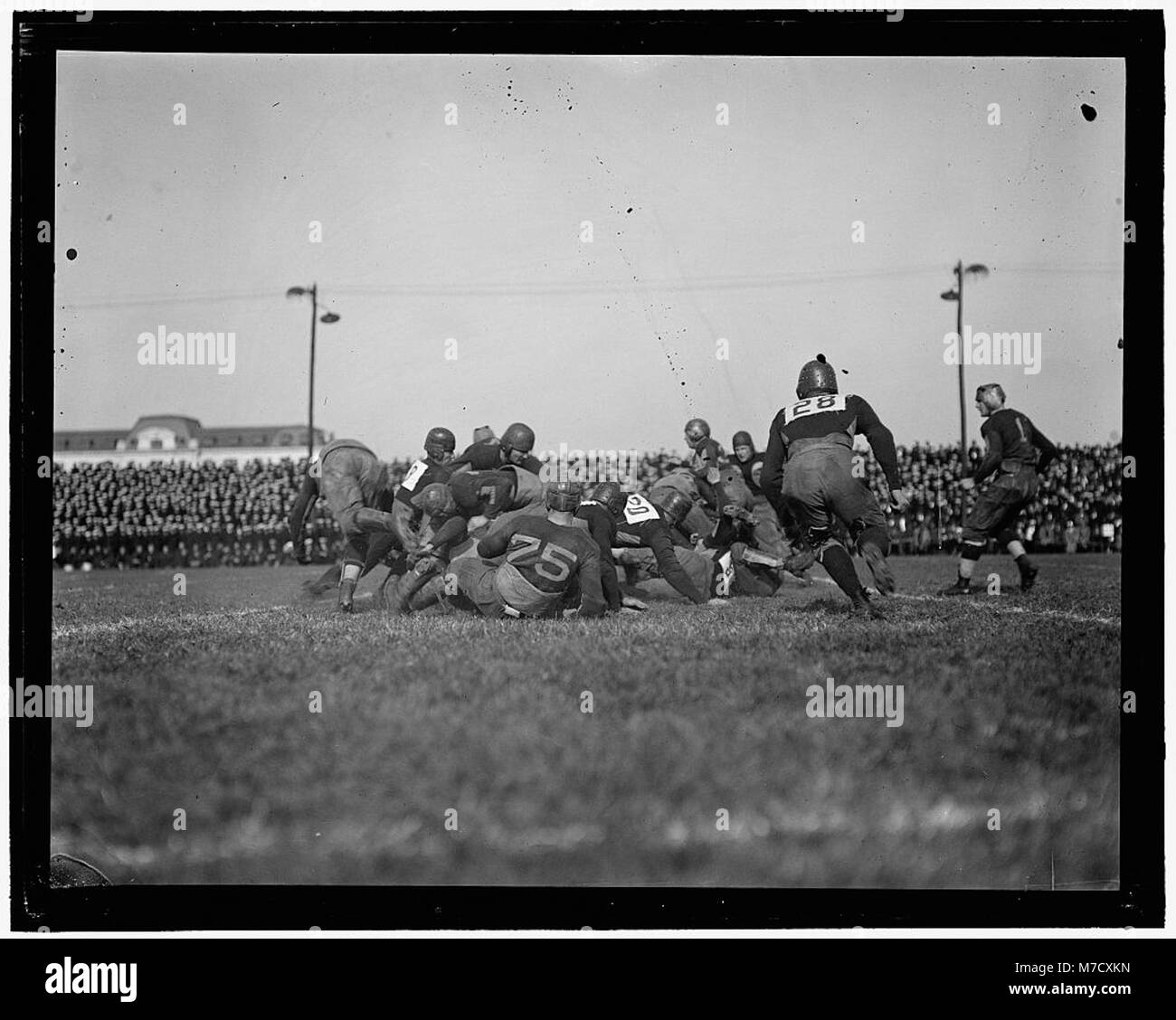 Ce titre fait référence au sport du football, qui est un jeu en équipe impliquant deux équipes en compétition pour marquer des points en avançant une balle dans le but de l'équipe adverse. Le football est l'un des sports les plus populaires dans le monde, avec des formats variés comme le football américain, associatif et australien. Banque D'Images