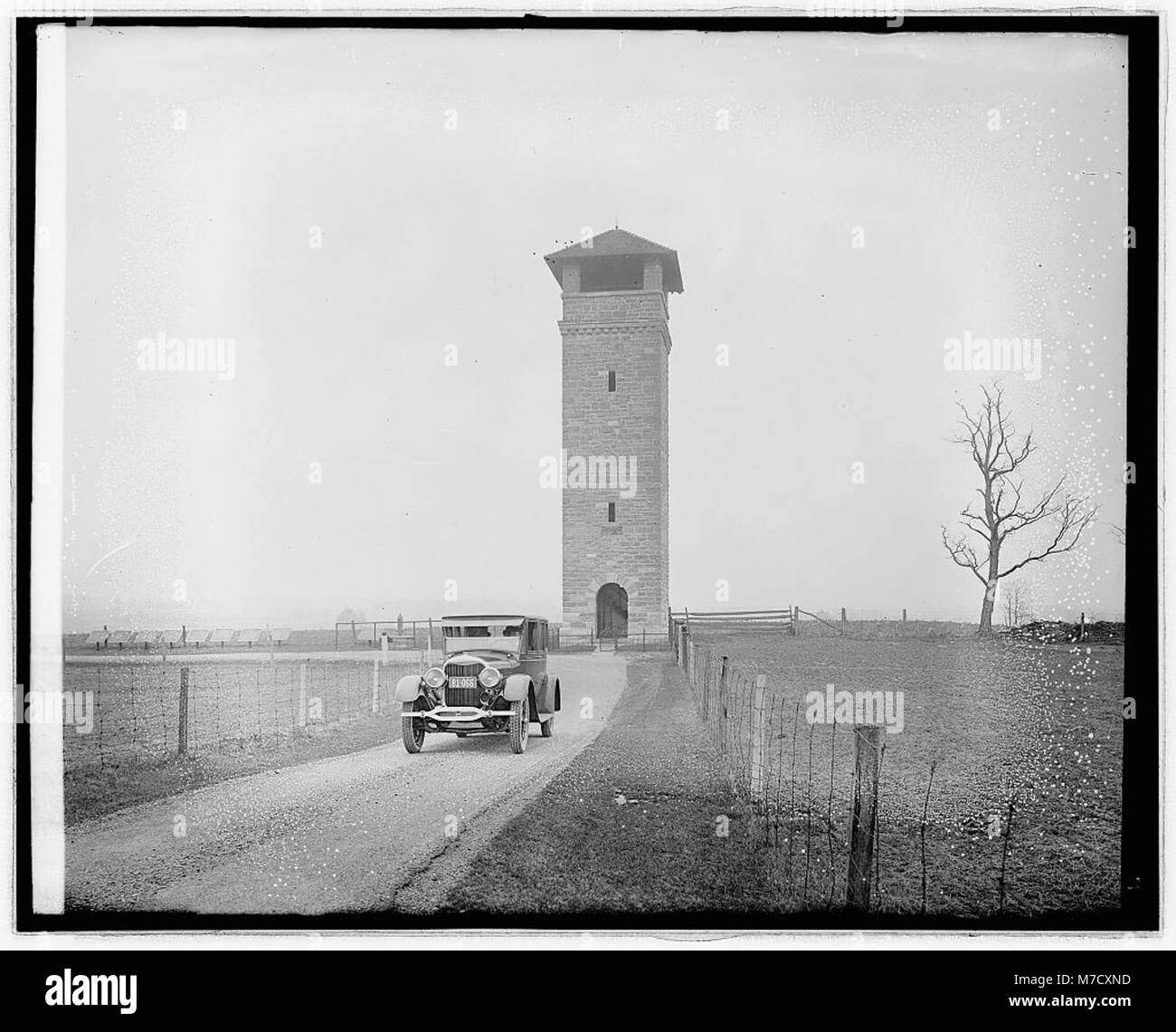 Photographie représentant un véhicule Ford Motor Company au champ de bataille d'Antietam dans le Maryland, symbolisant l'intersection de la croissance industrielle et de l'histoire américaine. Antietam a été le site d'une bataille importante de la guerre de Sécession. Banque D'Images