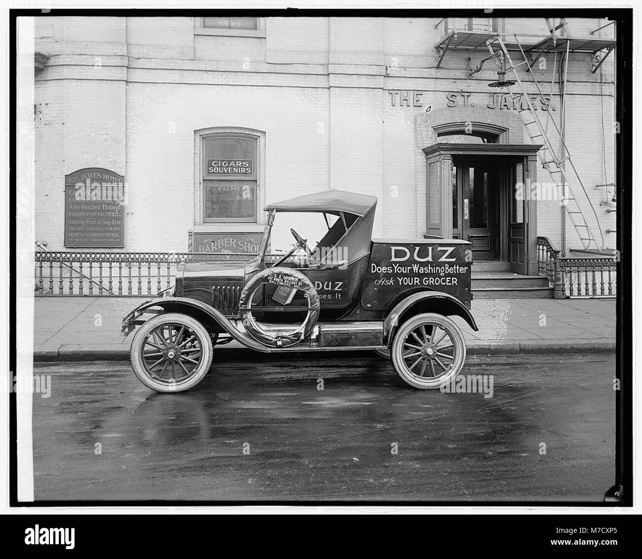 Ford Motor Co. Duz voiture livraison RCAC2016825516 Banque D'Images