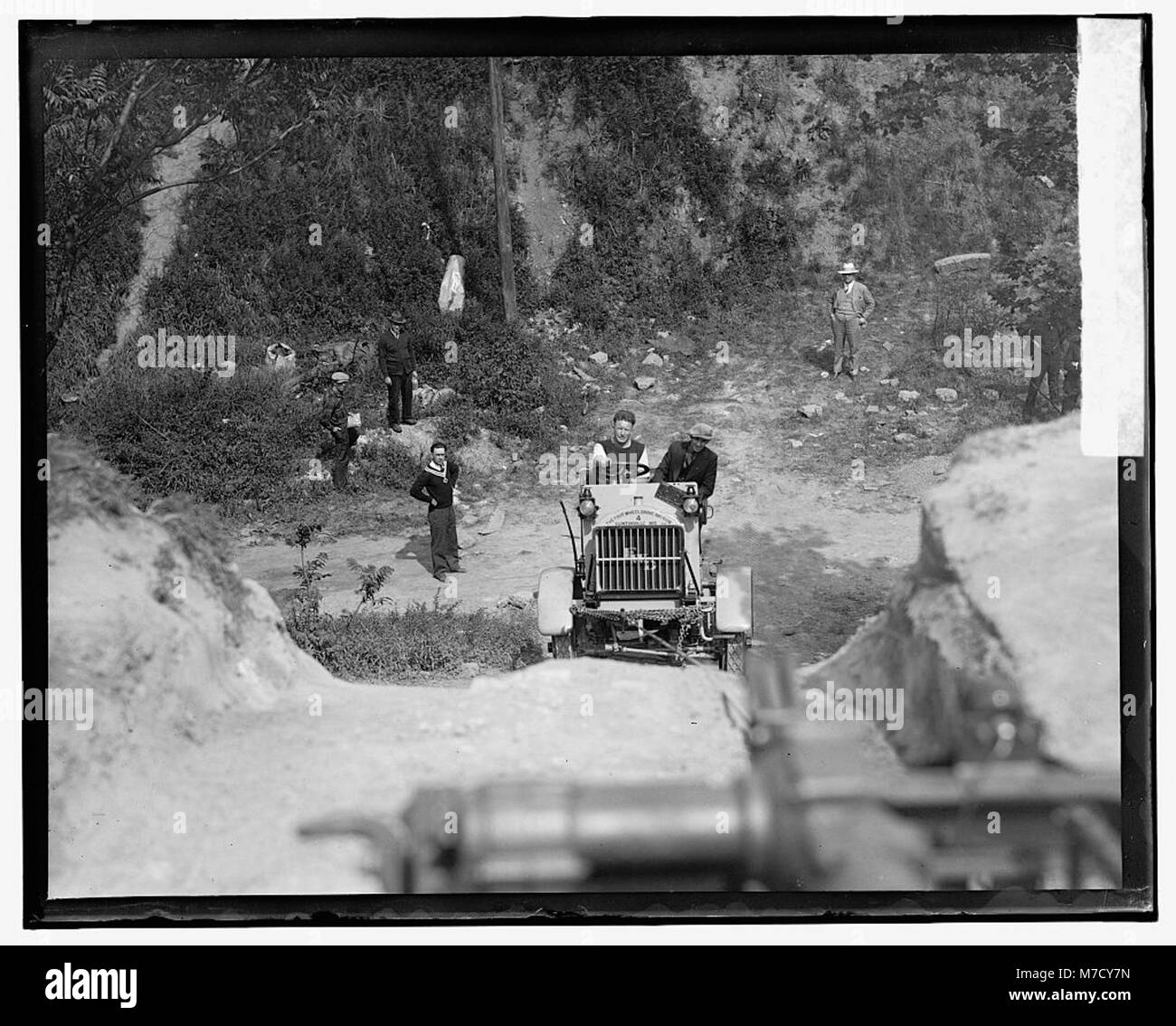 Un véhicule à quatre roues motrices est illustré sur cette image, illustrant ses capacités robustes pour la conduite tout-terrain et la navigation sur terrain accidenté. Banque D'Images