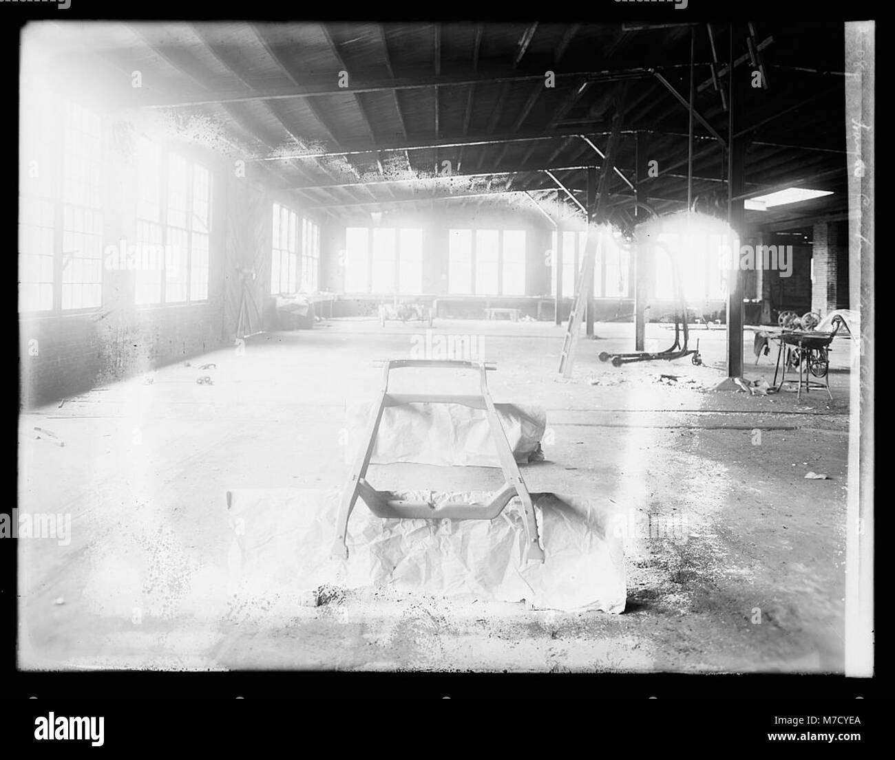 L'atelier de carrosserie de Frank carter est représenté sur cette image. La photographie capture un moment de développement précoce de l'industrie automobile, mettant en vedette un atelier impliqué dans la carrosserie et les réparations de voitures. Banque D'Images