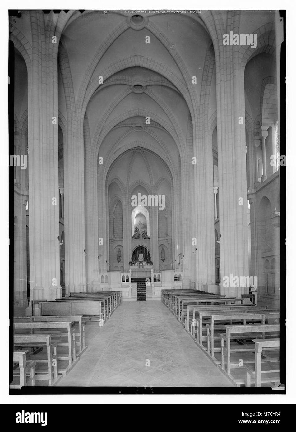 L'intérieur de l'église française et de l'orphelinat 'Jesus adolescent' à Nazareth, mettant en valeur l'allée centrale de la basilique et la signification religieuse du bâtiment. Banque D'Images
