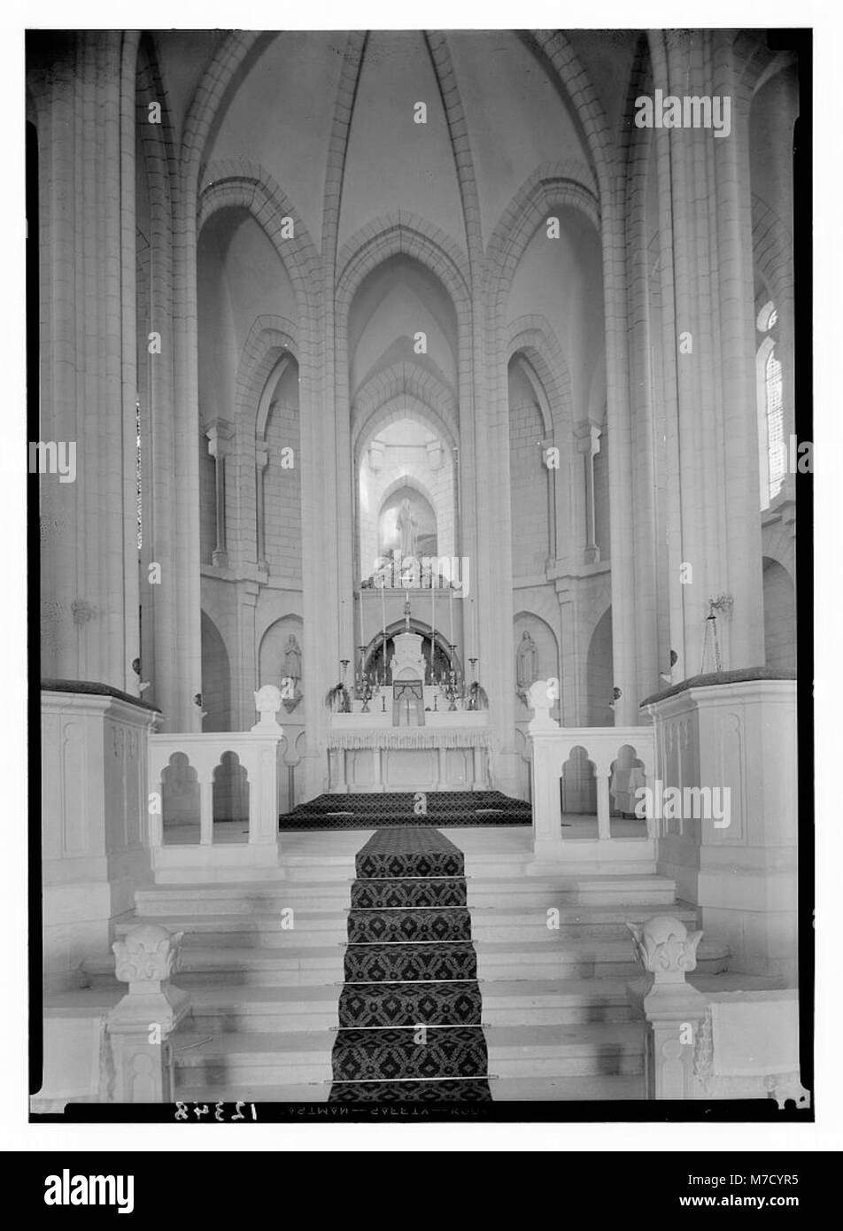 L'intérieur de la basilique de l'église 'Jesus adolescent' et de l'orphelinat de Nazareth, en se concentrant sur l'autel. Ce site est important pour son importance religieuse et historique pour le christianisme. Banque D'Images