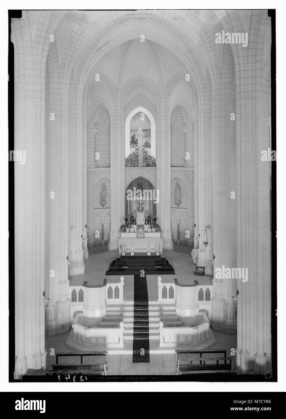 Une photographie prise depuis un haut balcon à l'intérieur de l'église française et orphelinat de 'Jesus adolescent' à Nazareth. L'image montre l'intérieur de la basilique avec sa grande galerie au-dessus de l'entrée. Banque D'Images
