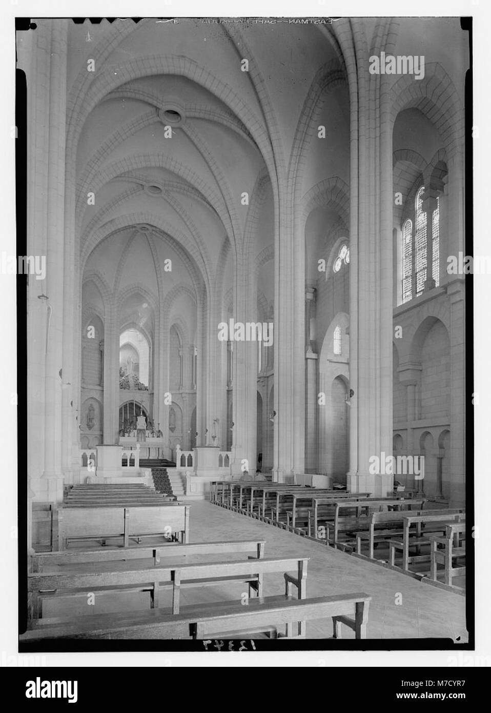 L'intérieur de l'église et de l'orphelinat « Jesus adolescent » de Nazareth est montré sur cette photographie, offrant une vue du côté gauche de l'allée centrale. Le bâtiment reflète à la fois des fonctions religieuses et sociales. Banque D'Images