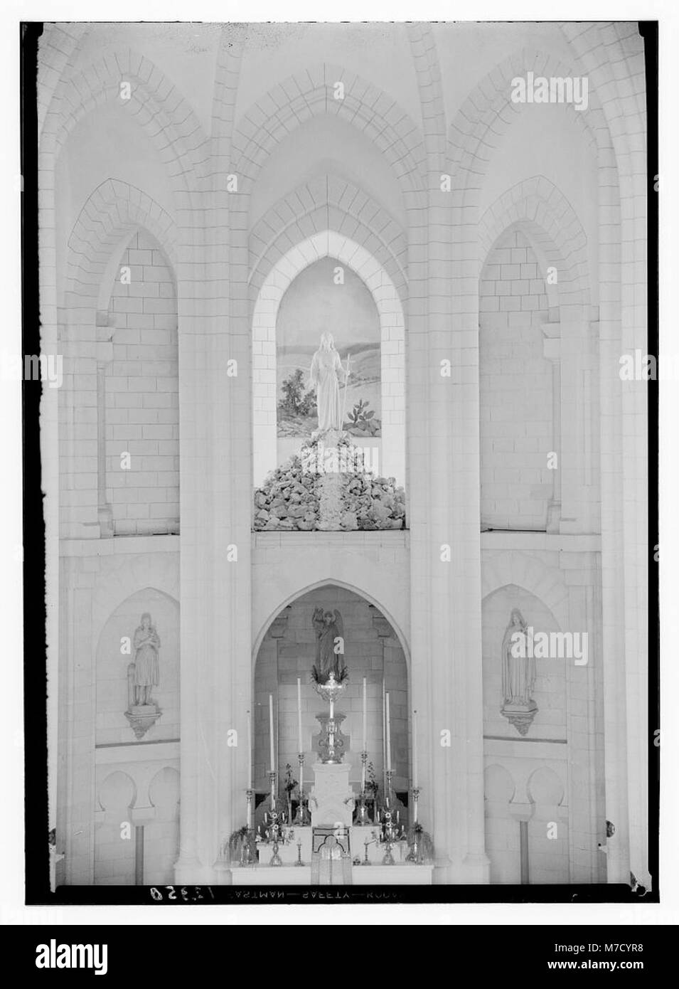 L'église française et l'orphelinat de Jésus adolescent à Nazareth présentent une statue du sculpteur français Bogino, créée en 1899. L’église sert à la fois de lieu de culte et de foyer pour les enfants, reflétant l’importance religieuse et culturelle de la région. Banque D'Images